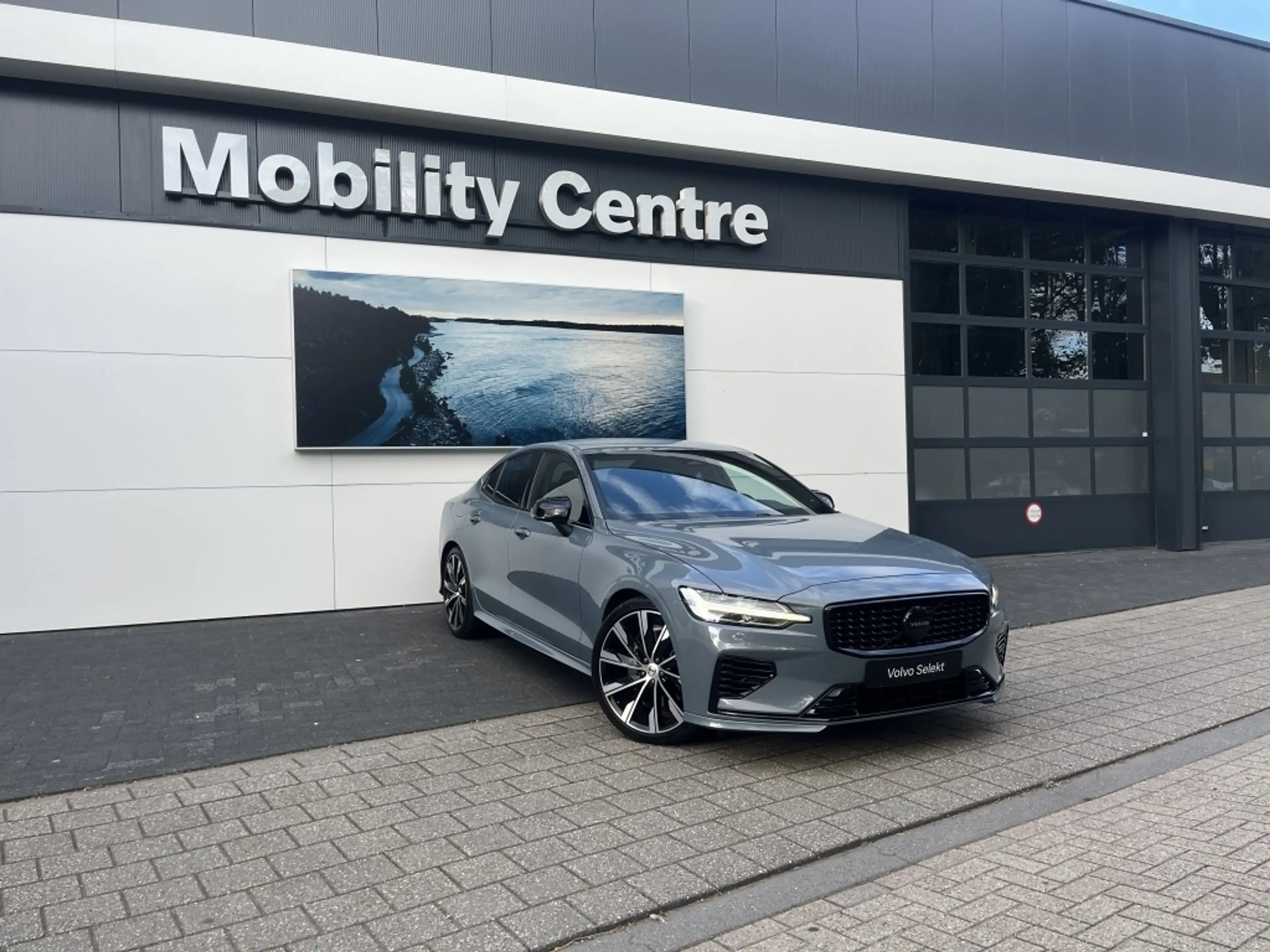 Volvo S60 Recharge T6 AWD Plus Dark | Harman & Kardon audio — photo 3