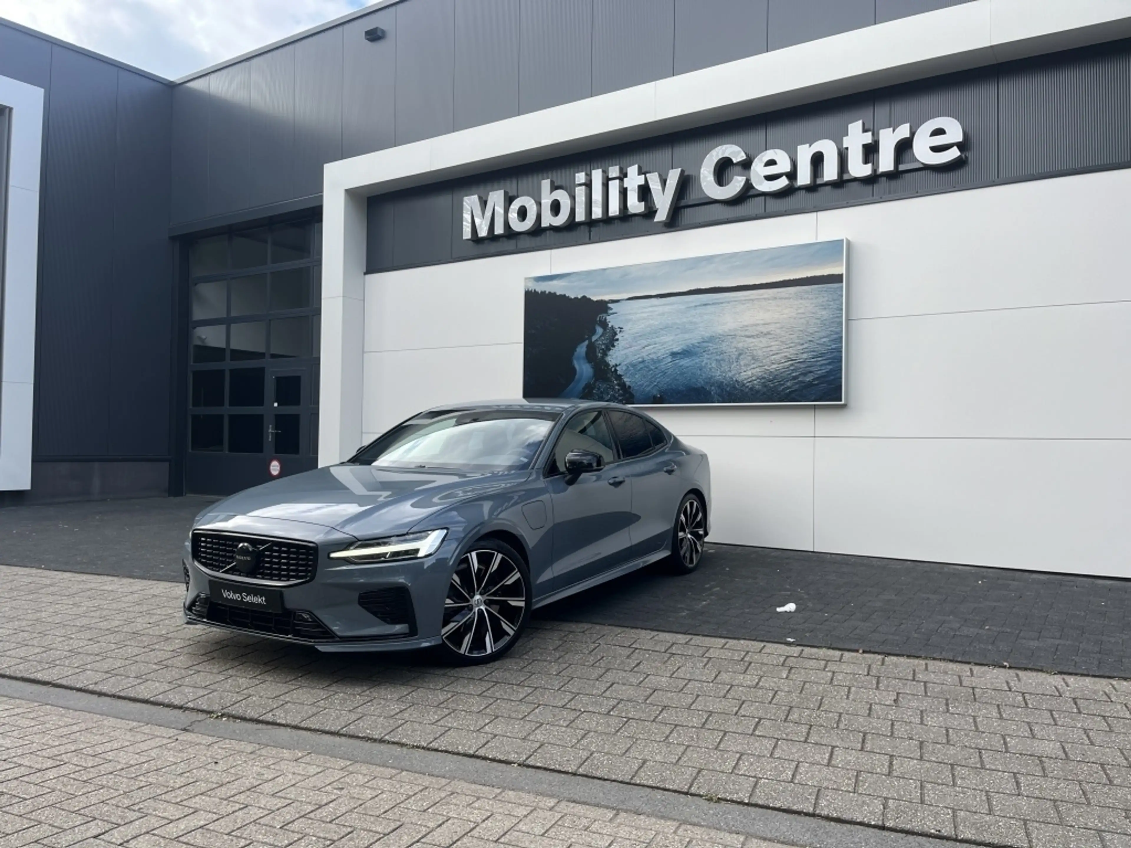 Volvo S60 Recharge T6 AWD Plus Dark | Harman & Kardon audio