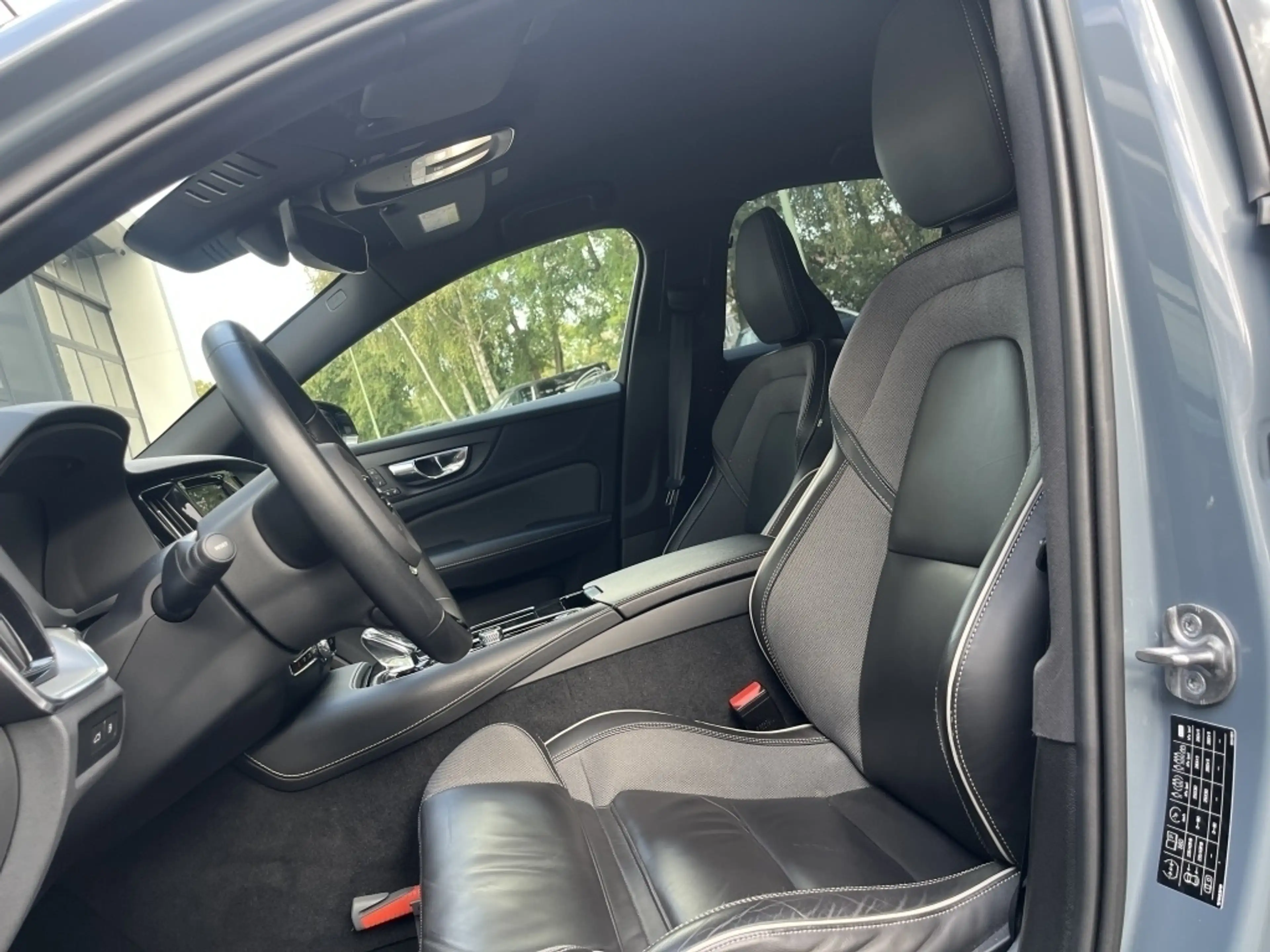 Volvo S60 Recharge T6 AWD Plus Dark | Harman & Kardon audio — photo 13