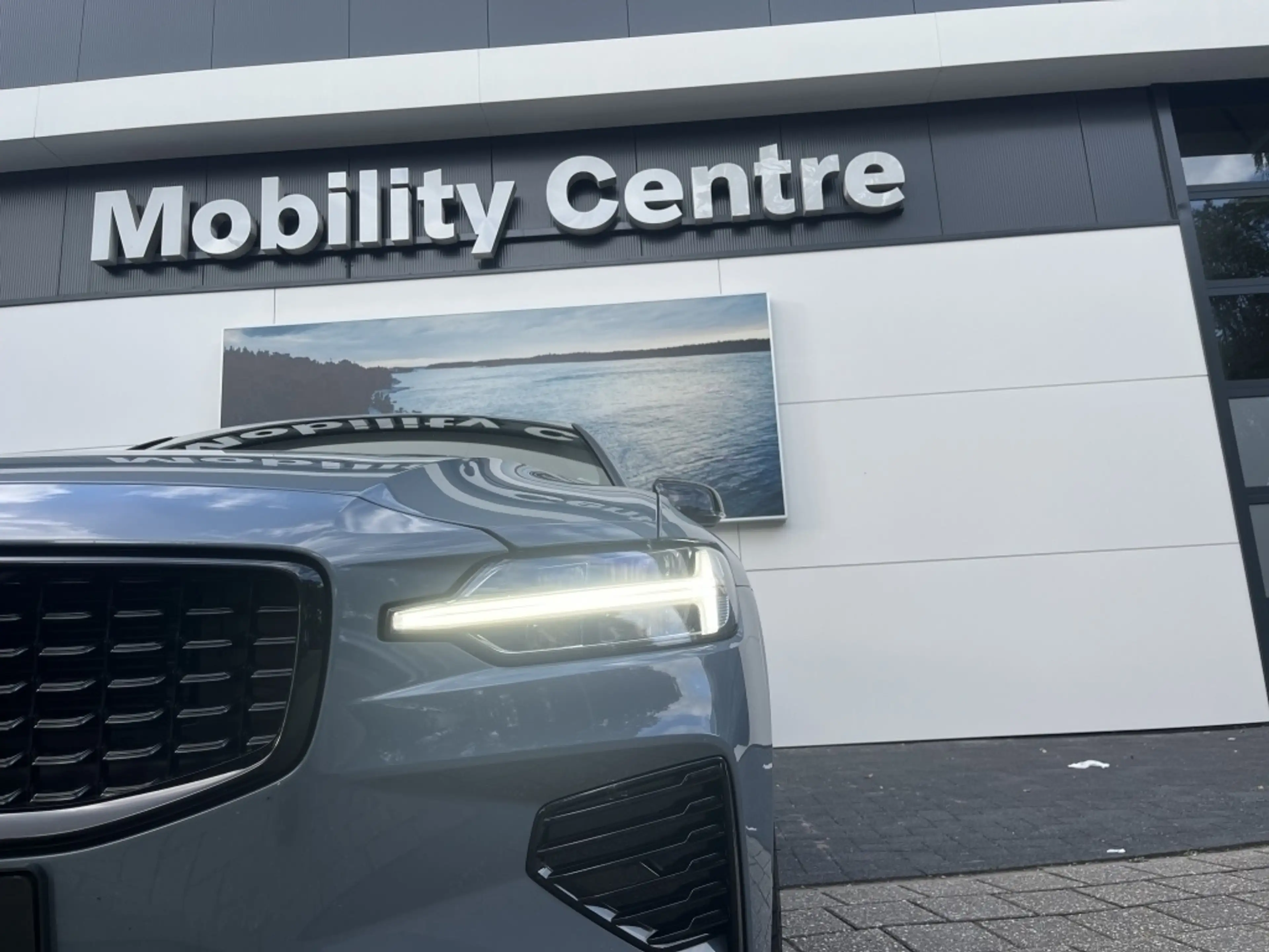 Volvo S60 Recharge T6 AWD Plus Dark | Harman & Kardon audio — photo 4