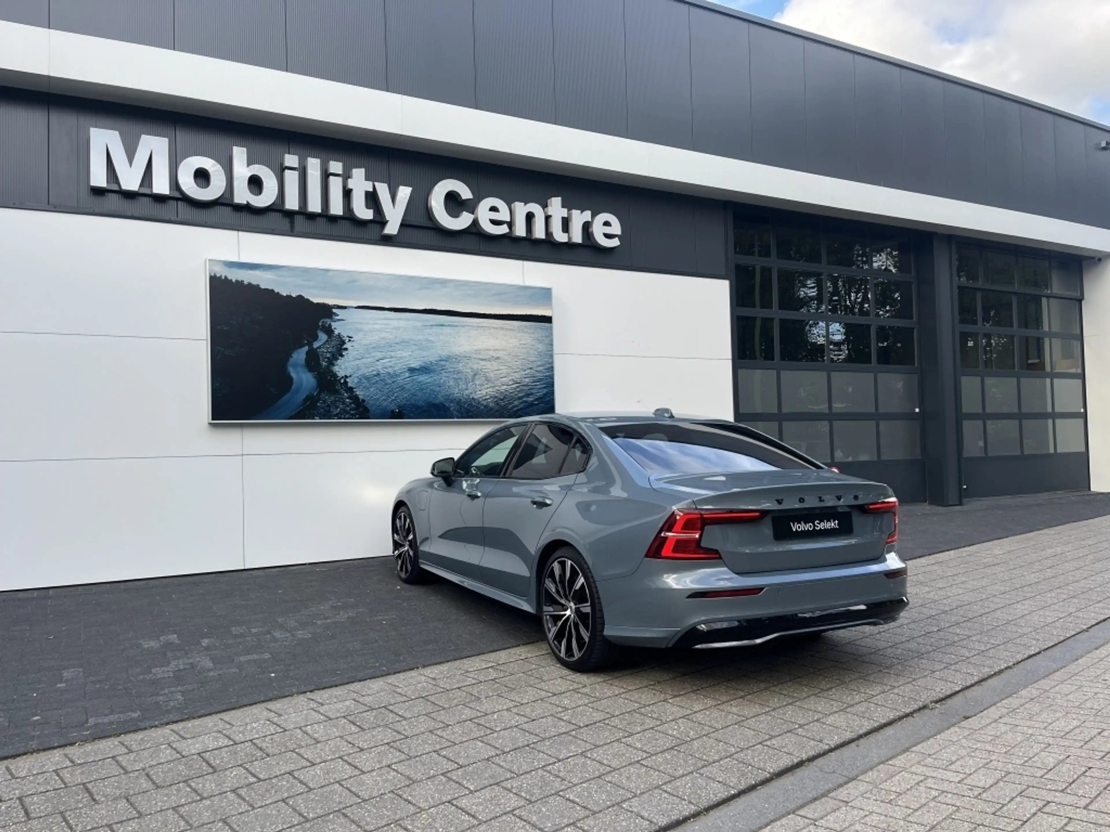 Volvo S60 Recharge T6 AWD Plus Dark | Harman & Kardon audio — photo 9