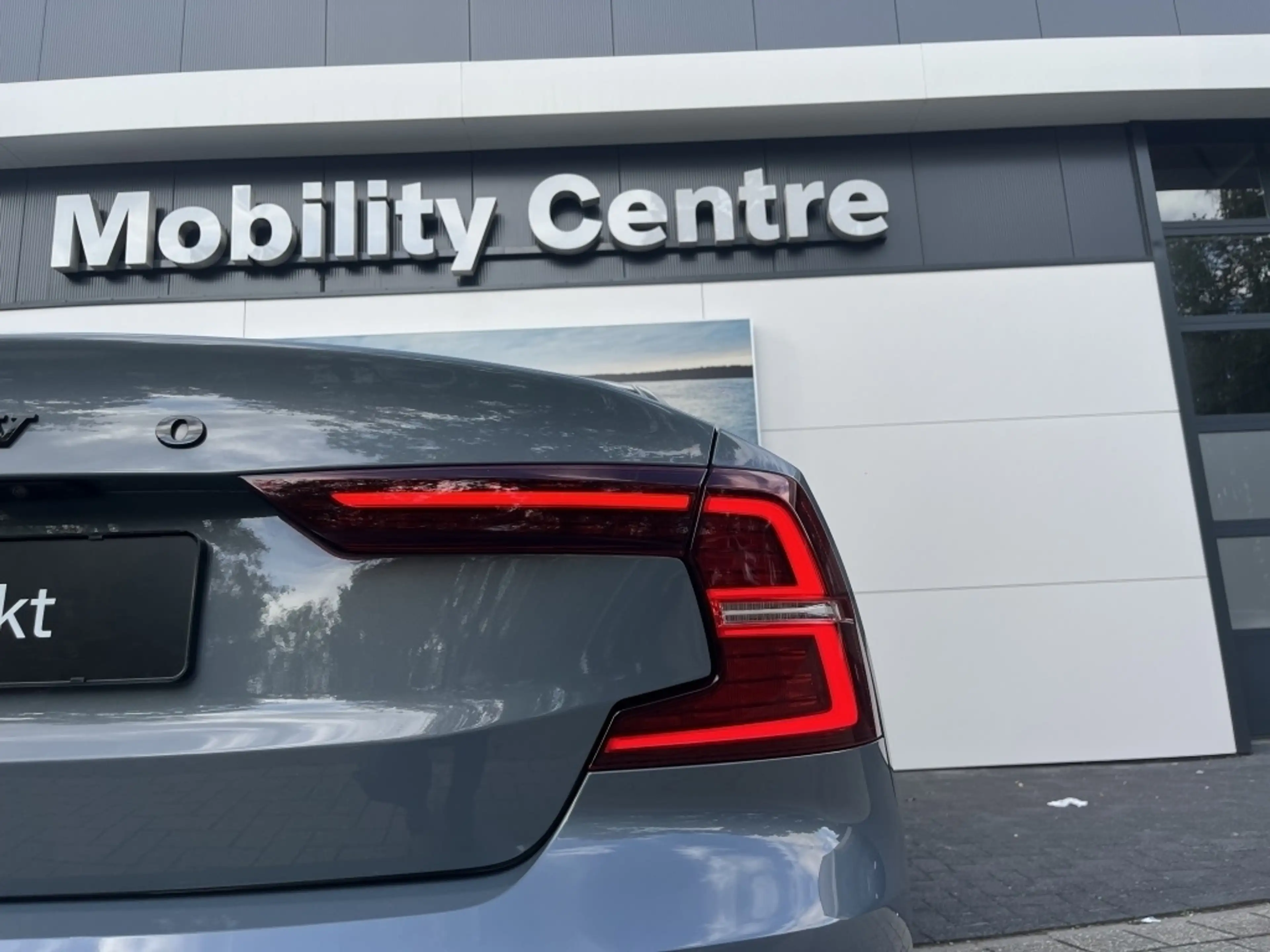 Volvo S60 Recharge T6 AWD Plus Dark | Harman & Kardon audio — photo 12