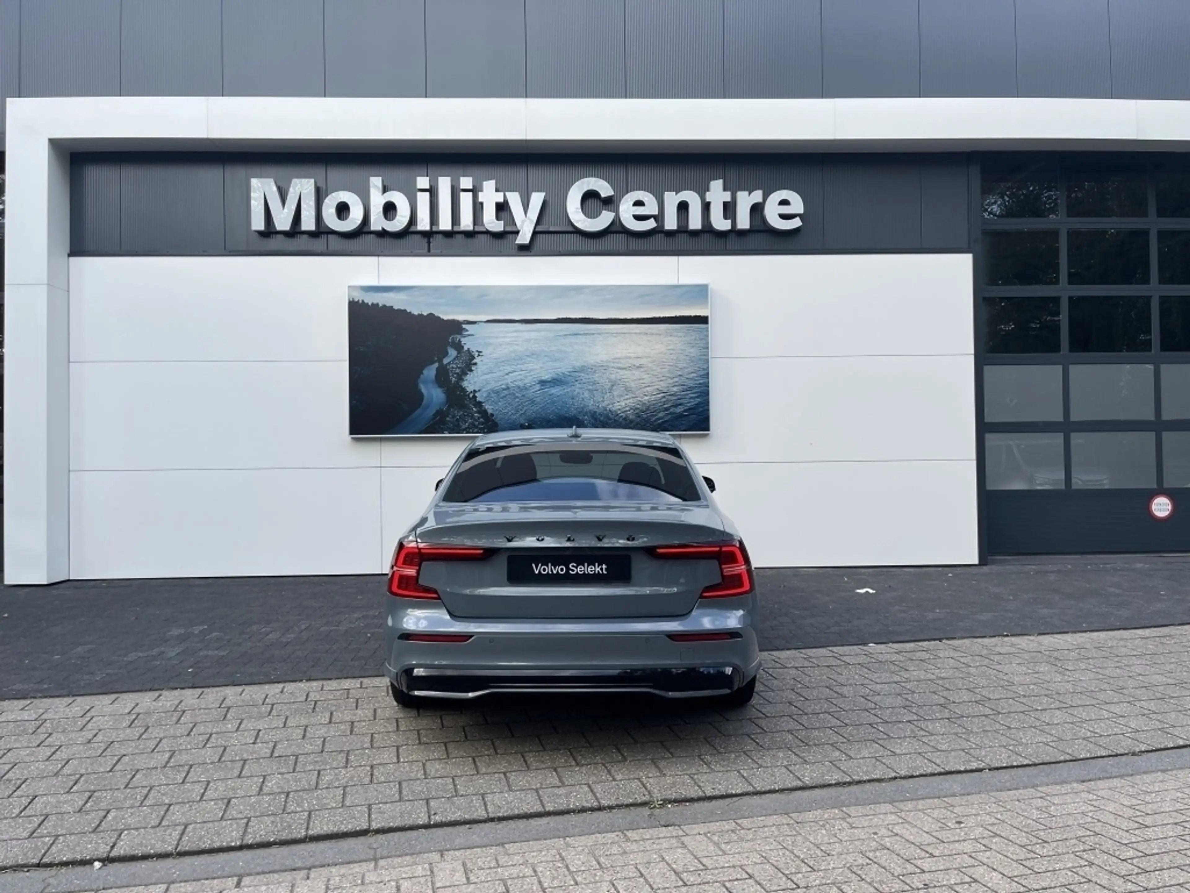 Volvo S60 Recharge T6 AWD Plus Dark | Harman & Kardon audio — photo 7