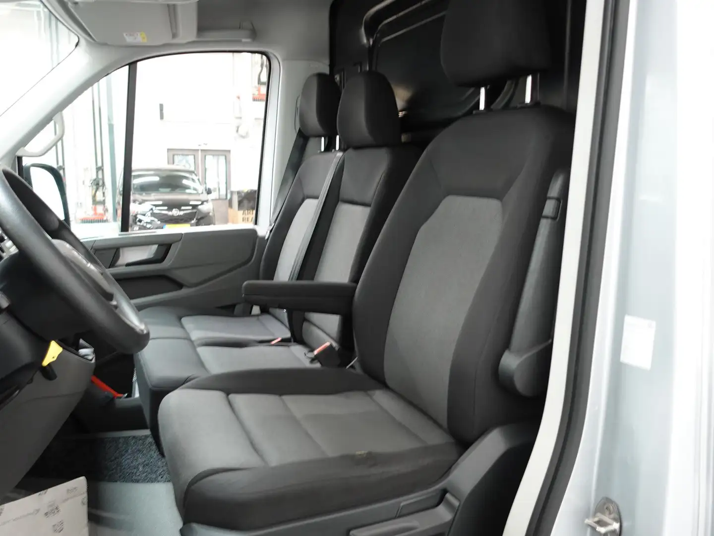 Volkswagen Crafter 102pk L3H2 / L2H1 Comfortline Executive+ Navigatie Zilver - 2