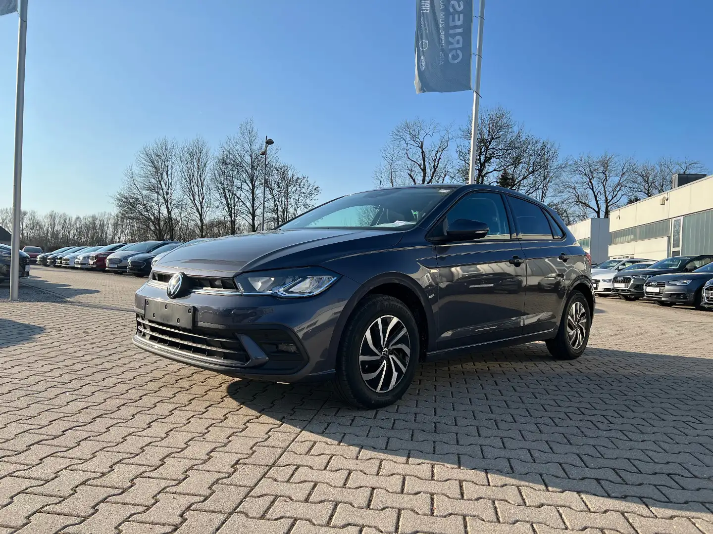 Volkswagen Polo 1.0 TSI Life *LED Alu PDC App-Connect DAB* Szary - 1