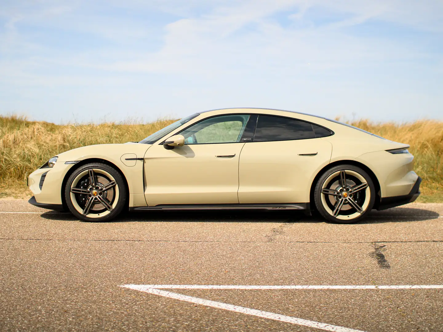 Porsche Taycan GTS Hockenheim Edition | 1/180 | 598 pk | NL auto Grijs - 2