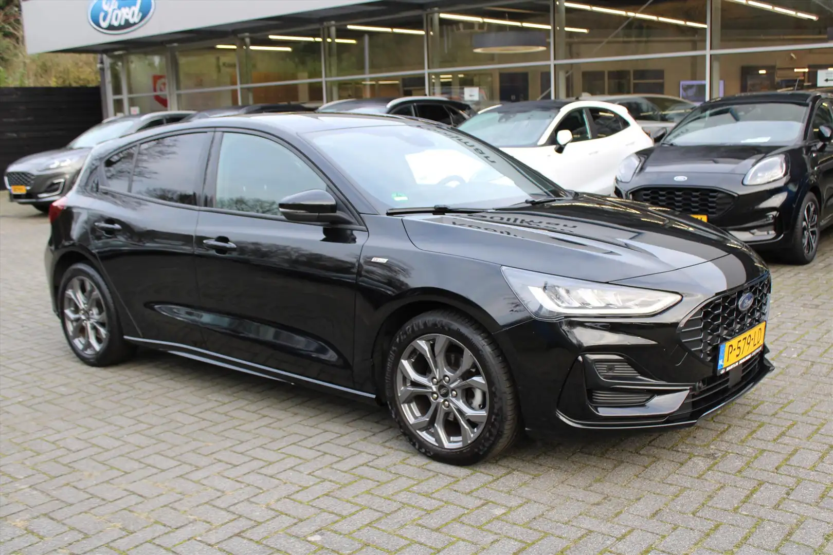 Ford Focus 1.0 EcoBoost Hybrid 125pk ST-Line X 5-deurs Zwart - 2