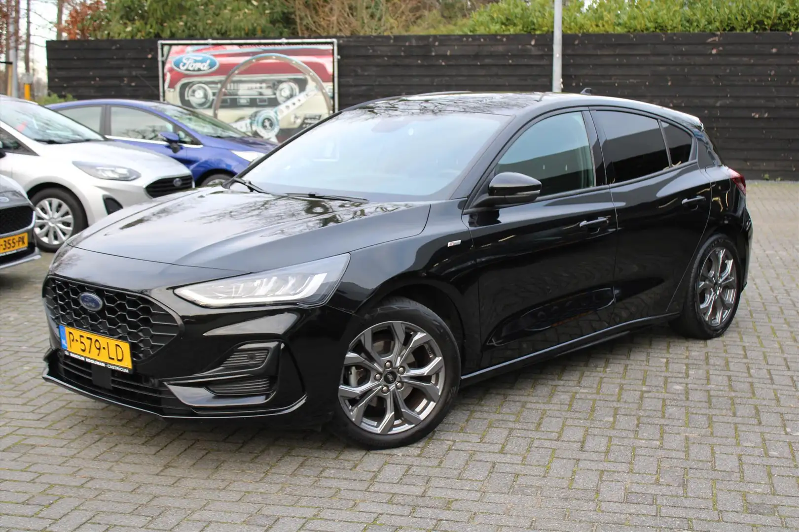 Ford Focus 1.0 EcoBoost Hybrid 125pk ST-Line X 5-deurs Zwart - 1