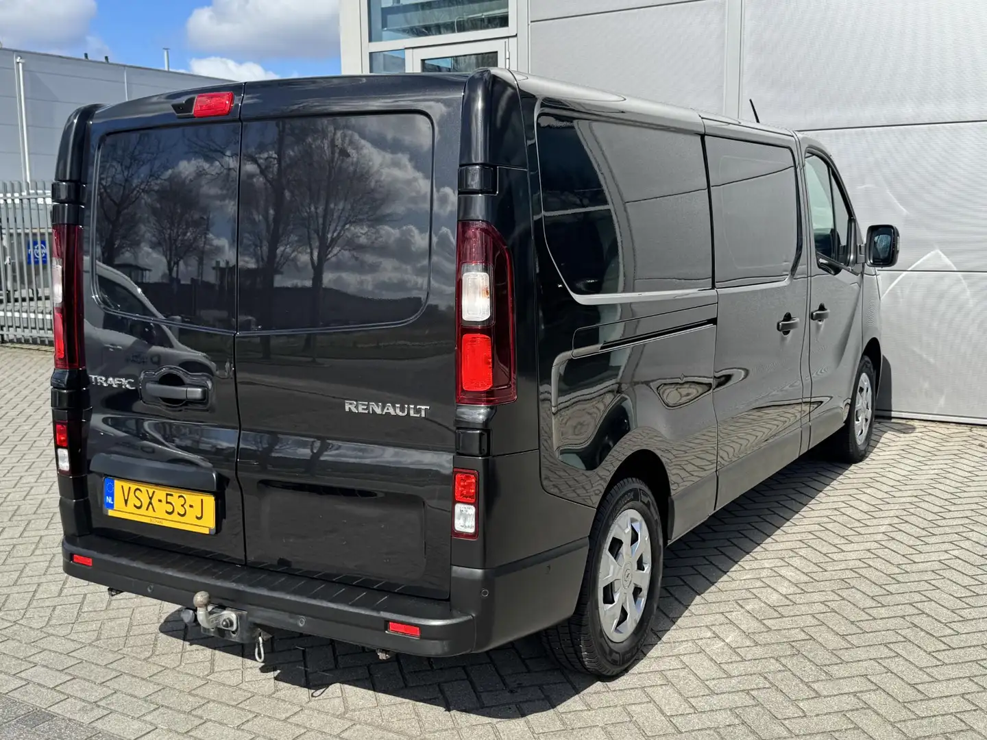 Renault Trafic 2.0 dCi 150 T29 L2H1 DC Business AUTOMAAT | AIRCO Zwart - 2
