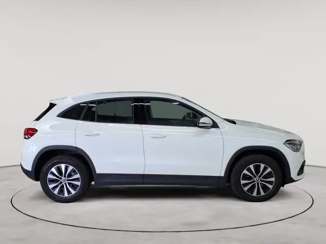 Mercedes-Benz Gla view 3