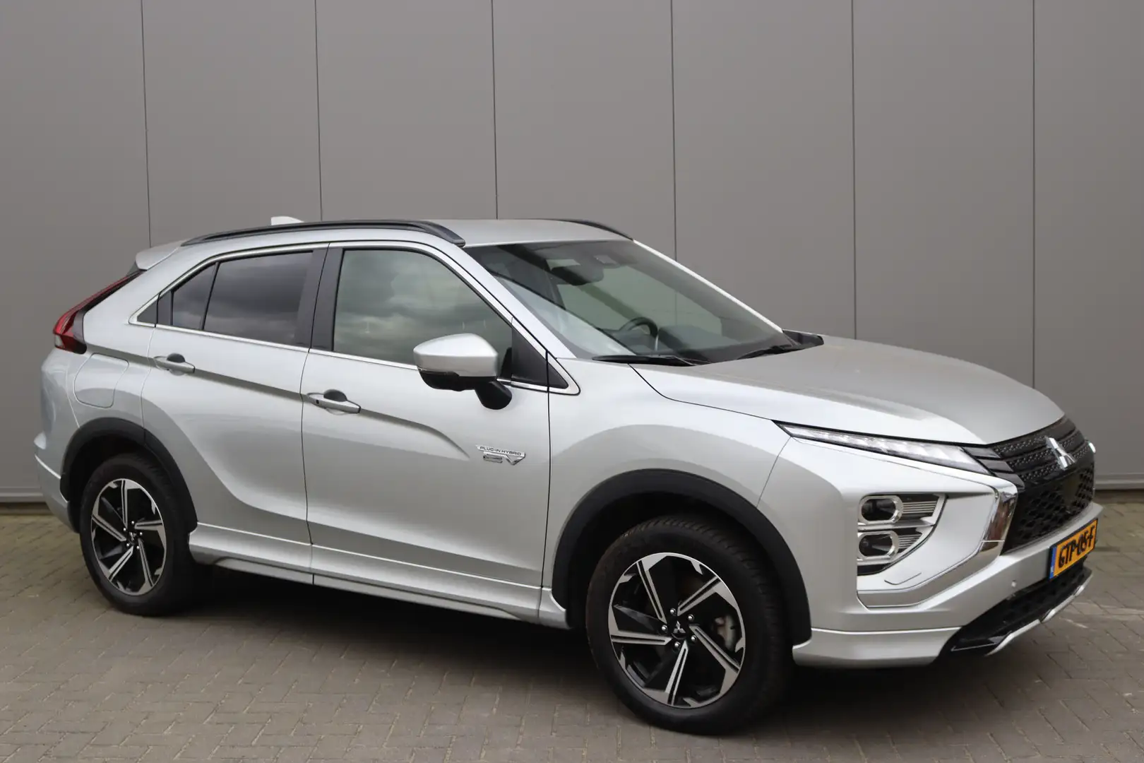 Mitsubishi Eclipse Cross 2.4 PHEV Intense + Sport-pack/Navigatie/Winter-Pac Grijs - 2