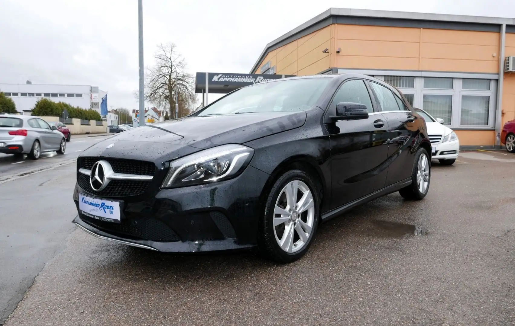 Mercedes-Benz A 180 URBAN/NAVI/LED/PTS Schwarz - 1