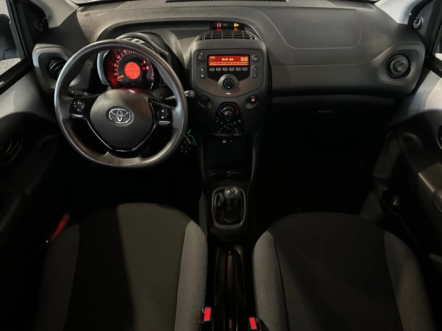 Toyota Aygo 1.0 VVT-I X-FUN l AIRCO l ELEK RAMEN l LED l BLUET Grau - 2