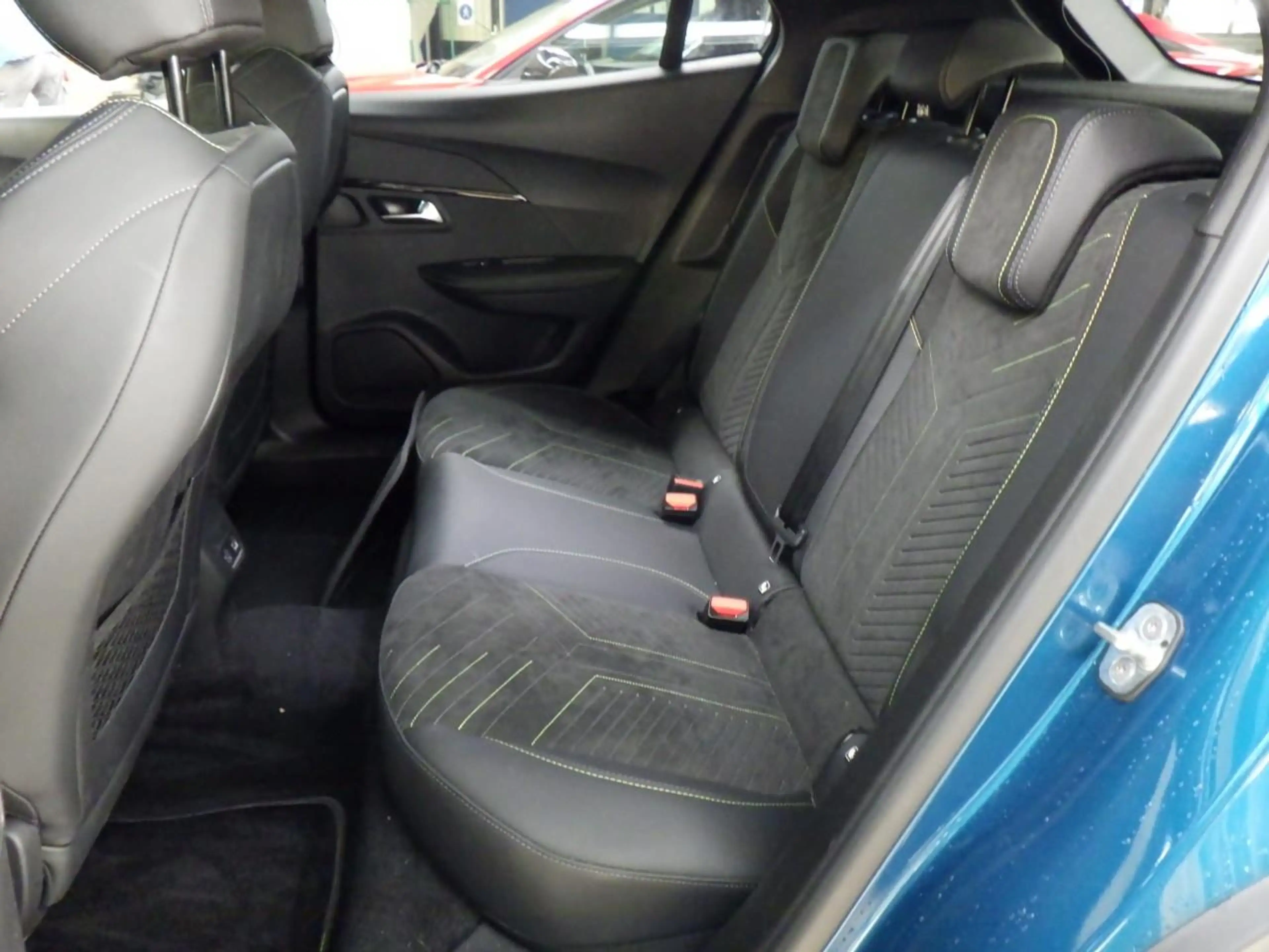 Peugeot e-2008 EV GT Avantage 54 kWh | Fase 3 laden | SOH 98% | M — photo 8
