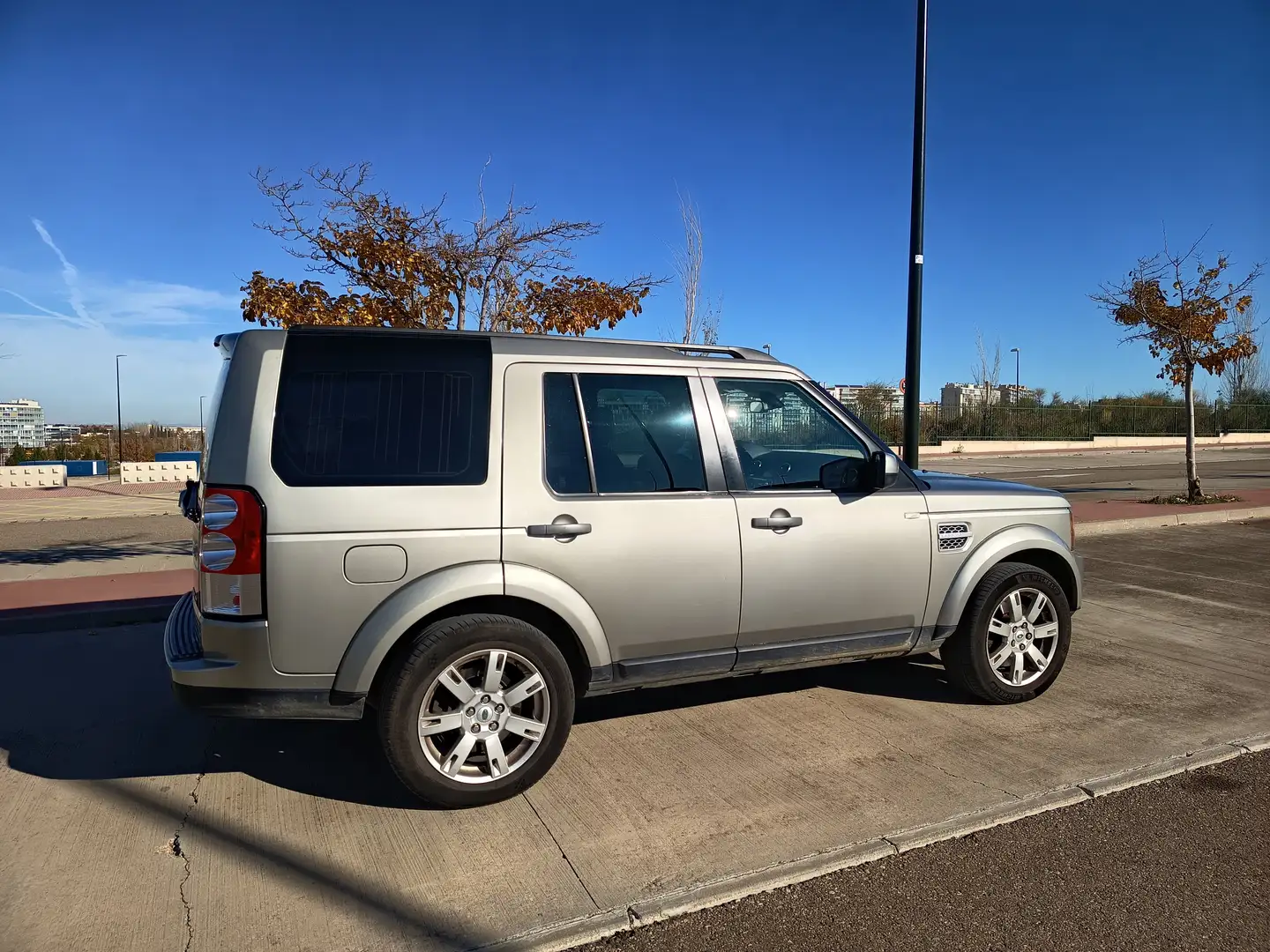 Land Rover Discovery Discovery 3.0SDV6 SE Aut. SE Plateado - 2