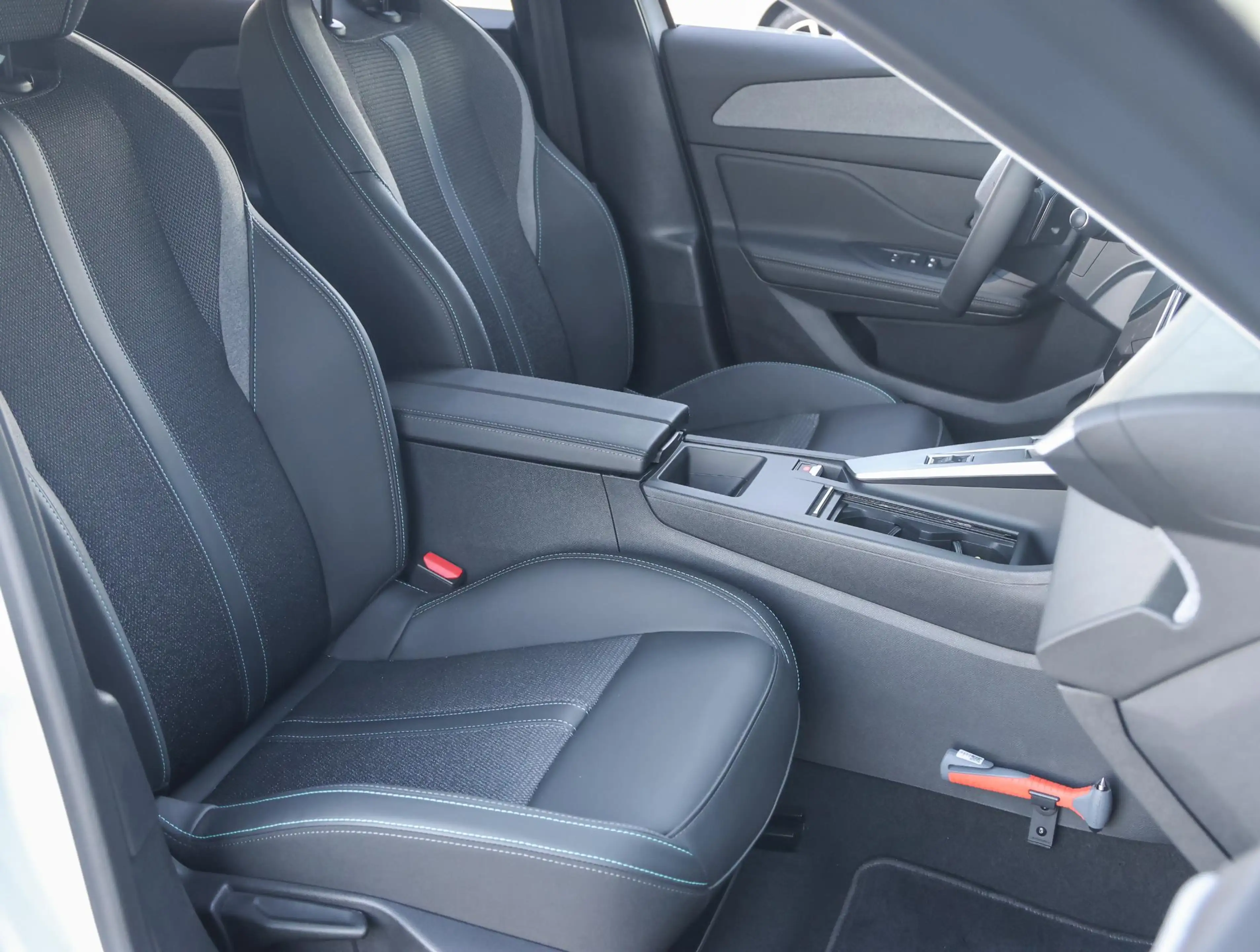 Peugeot 408 1.2 Hybrid 145 e-DCS6 Allure Demo deal ! | Stoelve — photo 9