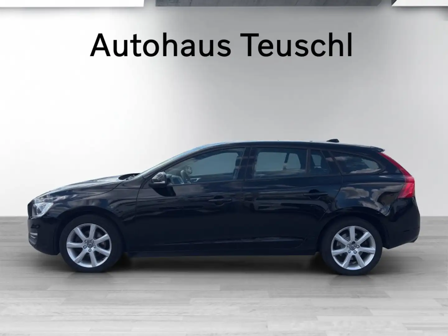 Volvo V60 D3 Kinetic Schwarz - 2