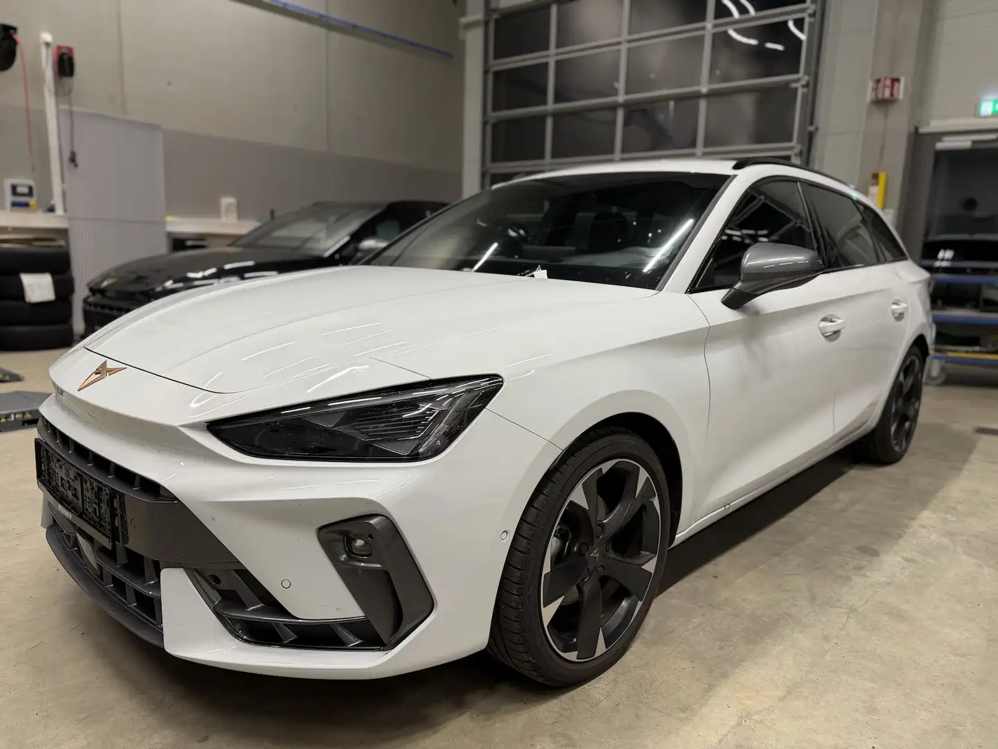 CUPRA Leon ST 1.5eTSI DSG AHK Assist XL Navi Edge Weiß - 1