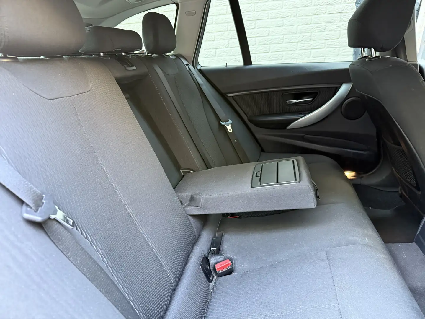BMW 316 3-serie Touring 316i Executive 136pk M-sport, Clim Zwart - 2