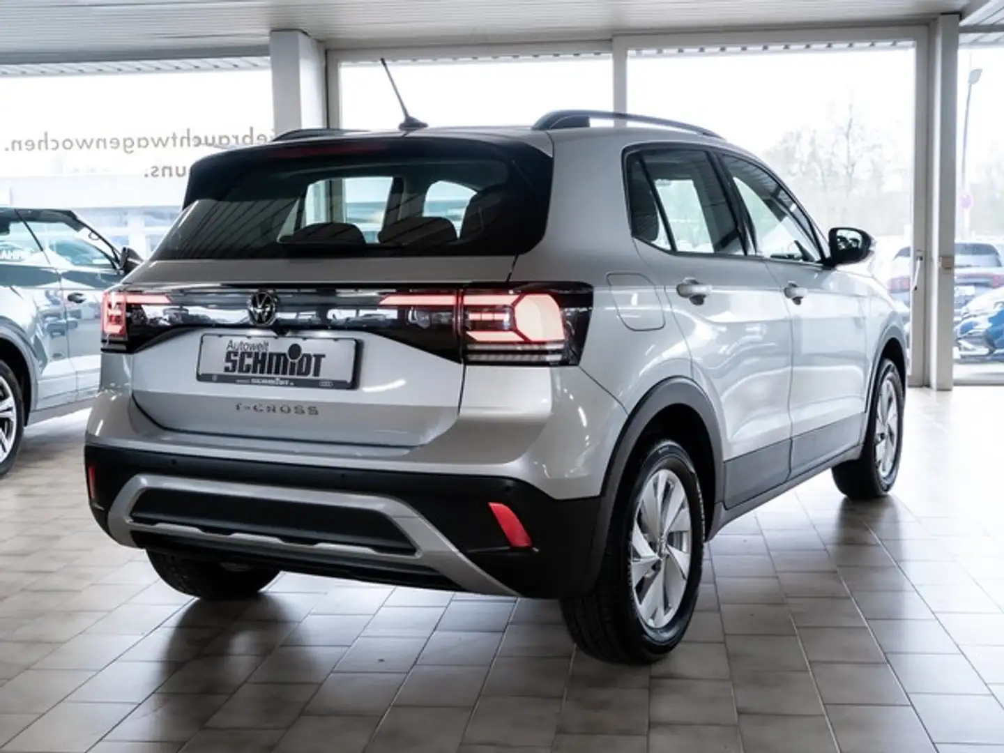 Volkswagen T-Cross 1,0 TSI Life ACC LED Navi R-Kamera Grijs - 2
