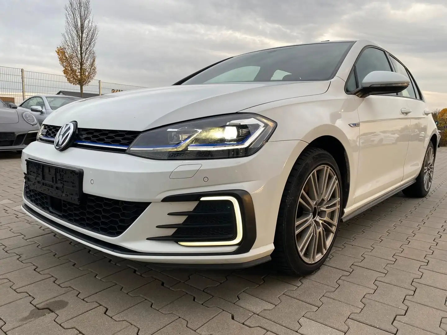 Volkswagen Golf VII Lim. GTE|LED|NAVI Weiß - 1
