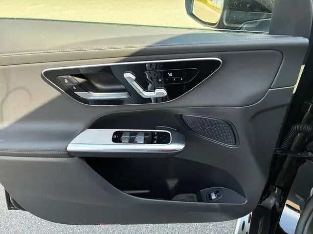 Mercedes-Benz GLC view 14