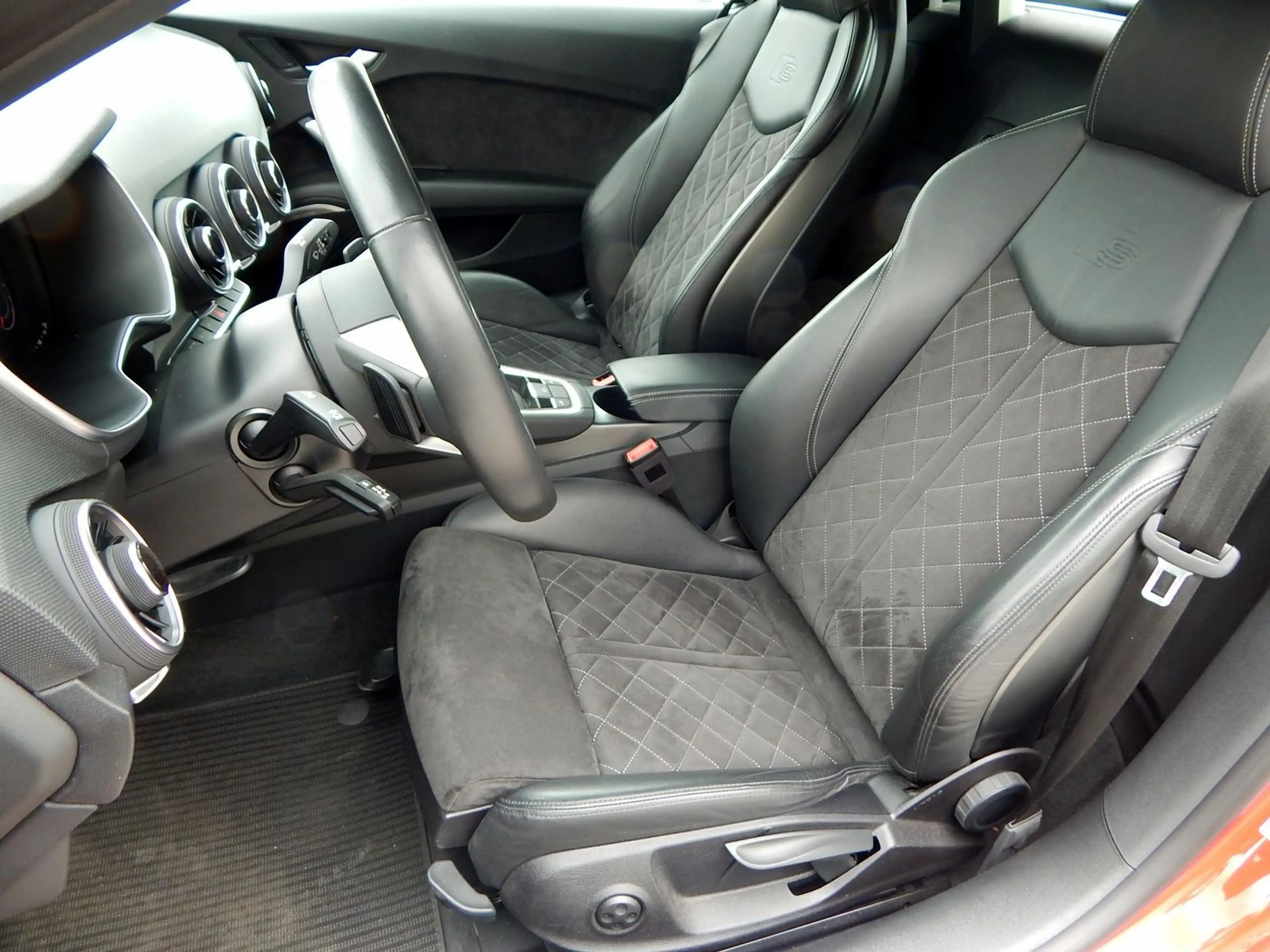 Audi TTS Roadster 2.0 TFSI quattro Sport — photo 9