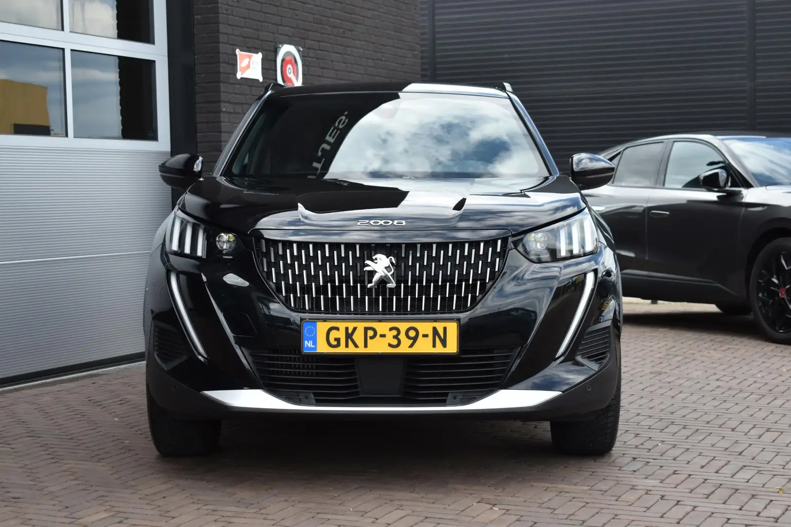 Peugeot 2008 1.2 PureTech130PK Aut. GT | LED | Navi | Camera Zwart - 2