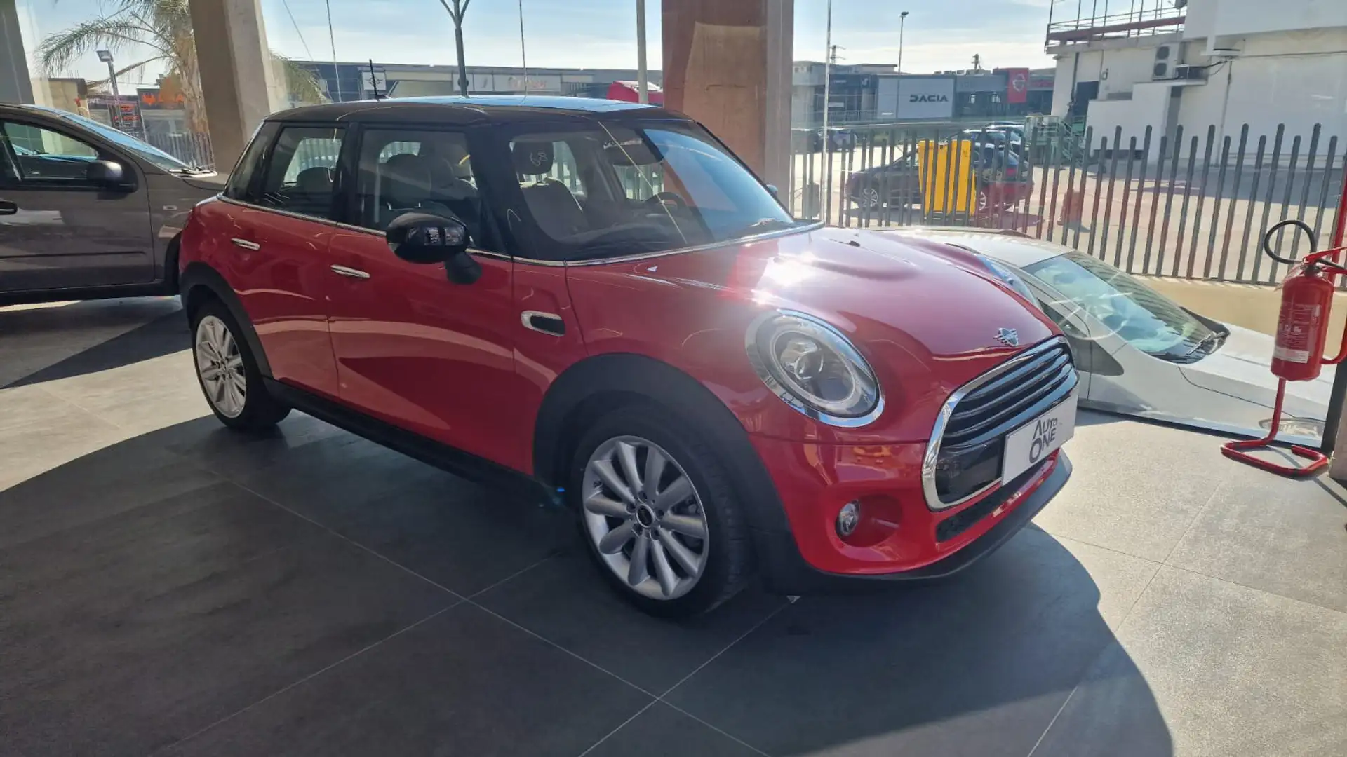 MINI Cooper Mini 1.5 Cooper Business 5 porte Rood - 1