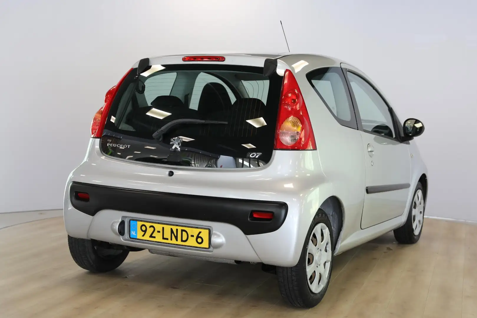 Peugeot 107 1.0-12V XR | Apple carplay - Android auto | Nieuwe Grijs - 2