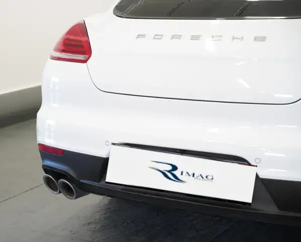 Porsche Panamera view 8