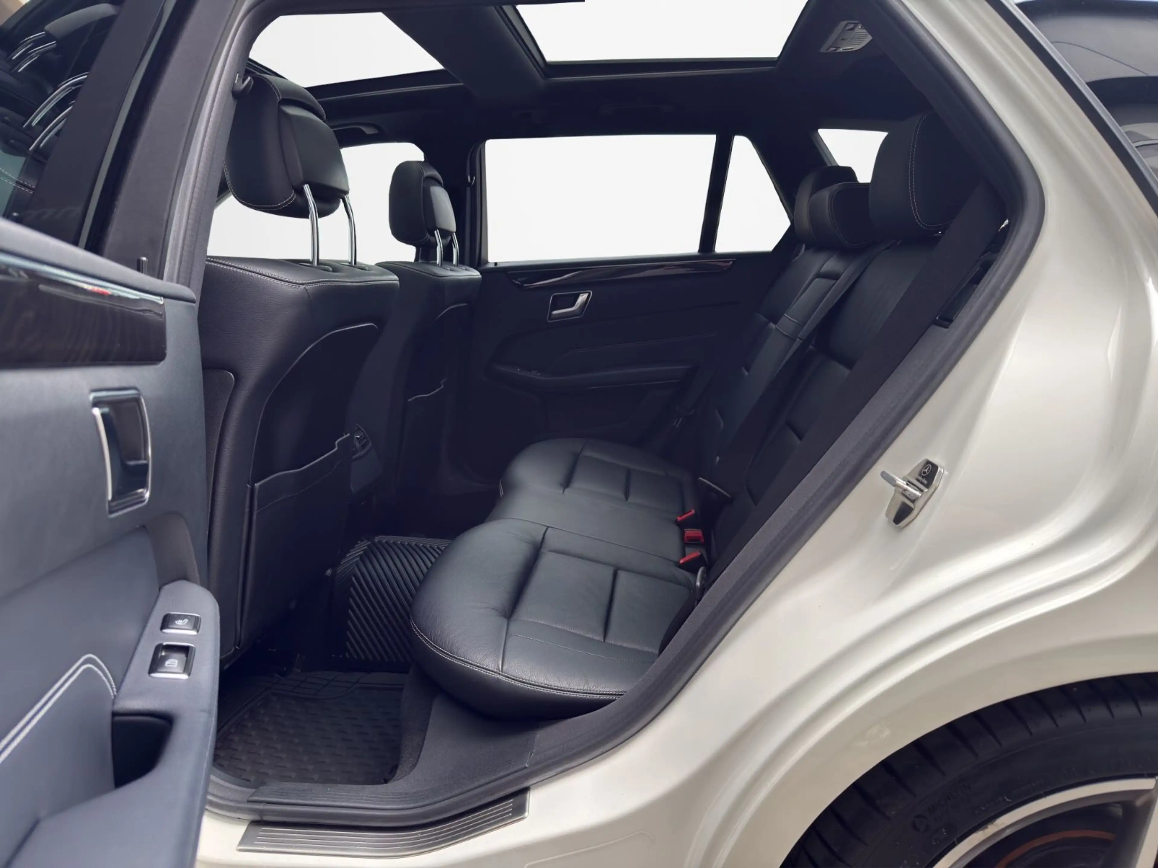 Mercedes-Benz E 300 CGI 4Matic*AMG*LED*PANO*DISTRONIC*360° — photo 12