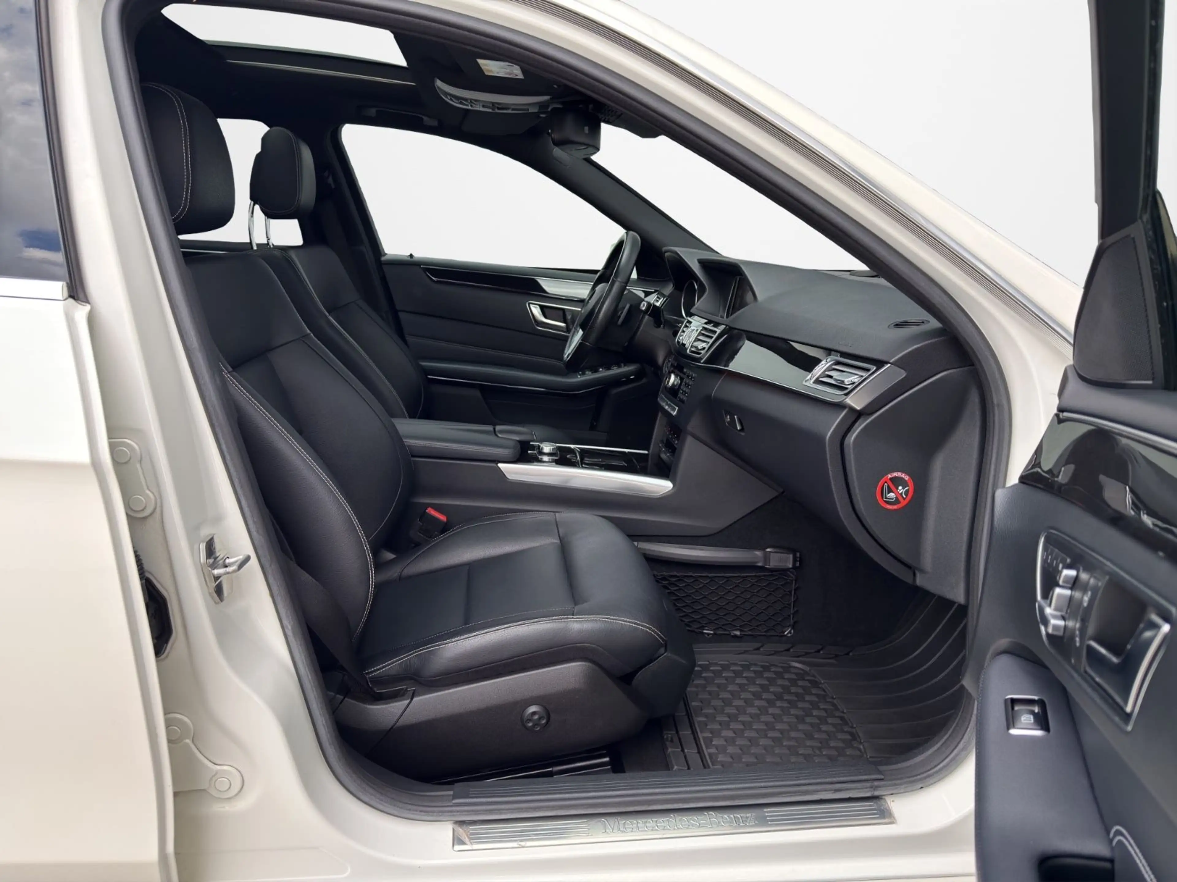 Mercedes-Benz E 300 CGI 4Matic*AMG*LED*PANO*DISTRONIC*360° — photo 10