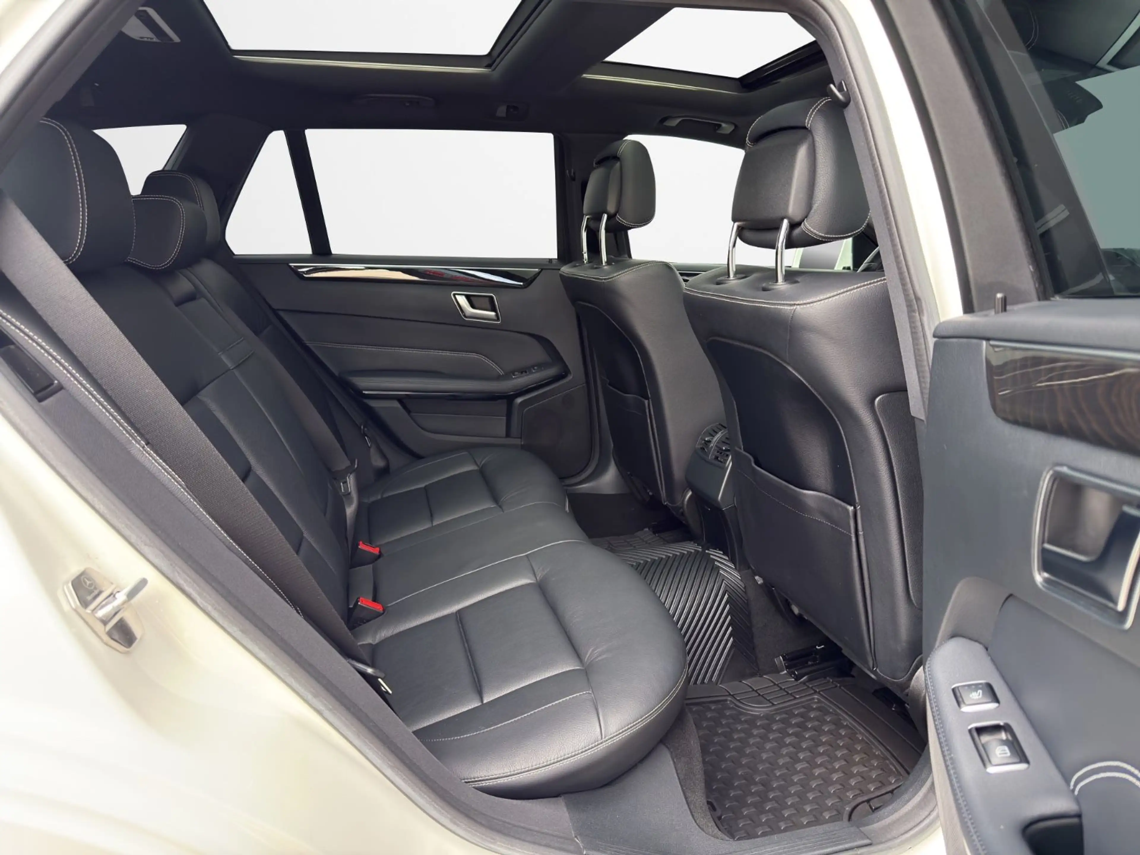 Mercedes-Benz E 300 CGI 4Matic*AMG*LED*PANO*DISTRONIC*360° — photo 11