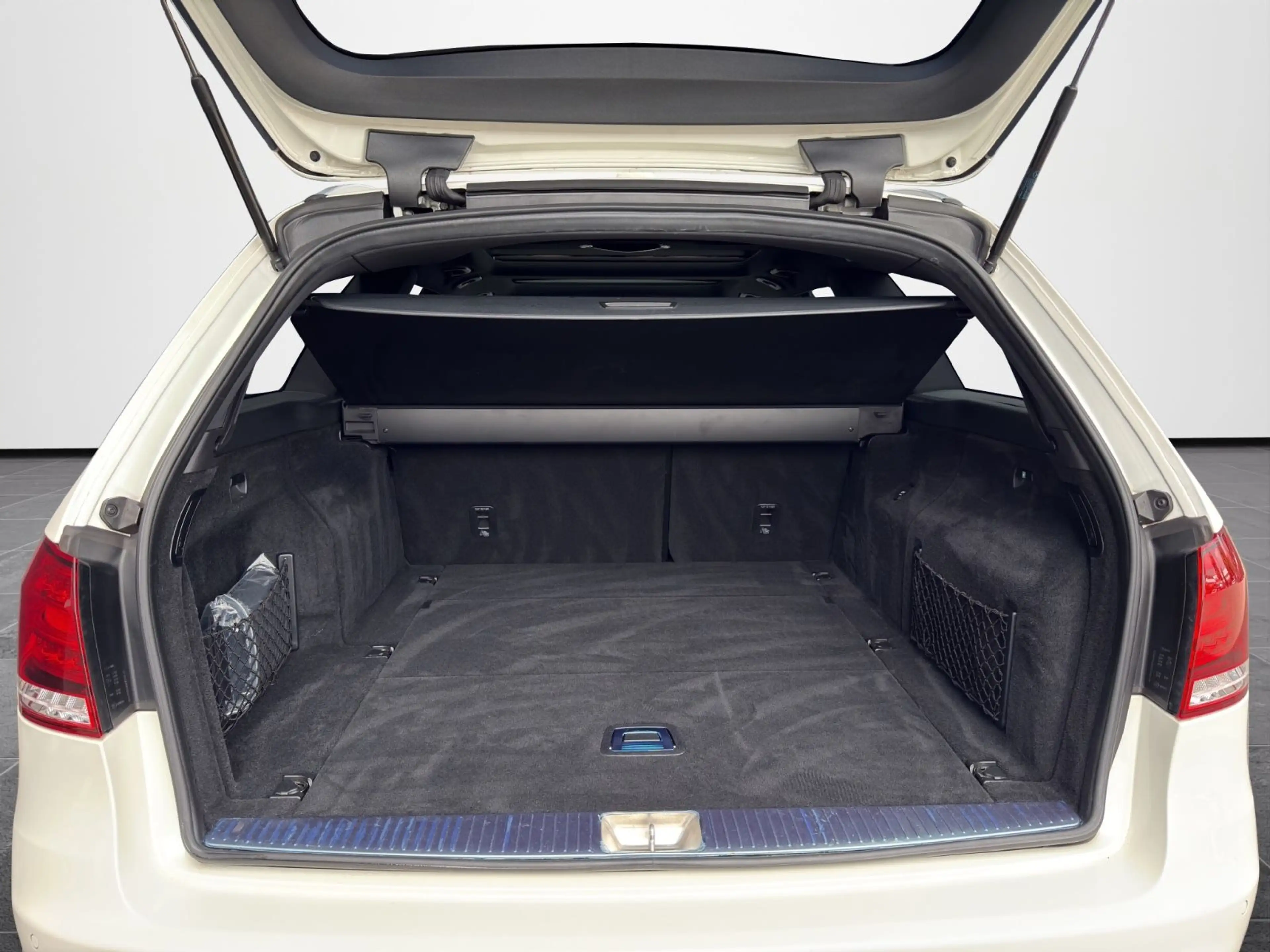 Mercedes-Benz E 300 CGI 4Matic*AMG*LED*PANO*DISTRONIC*360° — photo 13