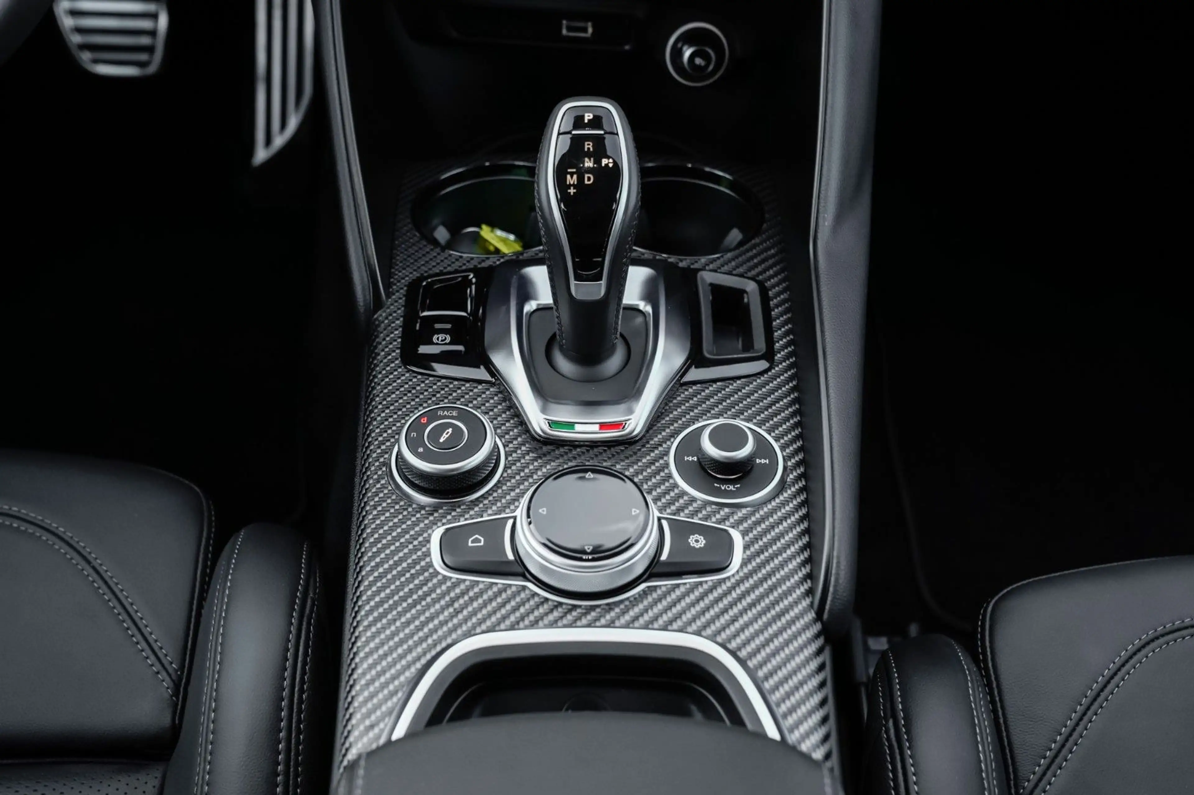 Alfa Romeo Giulia Quadrifoglio Carbon-Leder-Kamera *VOLL* — photo 24