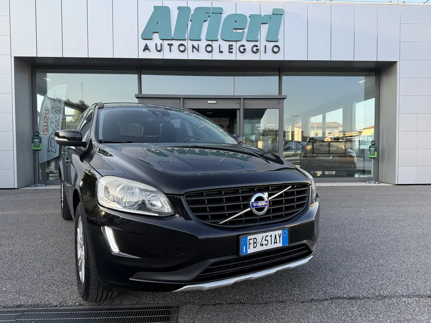 Volvo XC60 XC60 2.4 d4 Momentum awd 190cv geartronic Nero - 1