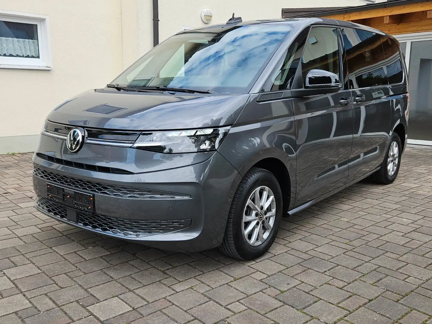 Volkswagen T7 Multivan AHK StHzg 7si ACC 5 Jahre Garantie Grau - 1