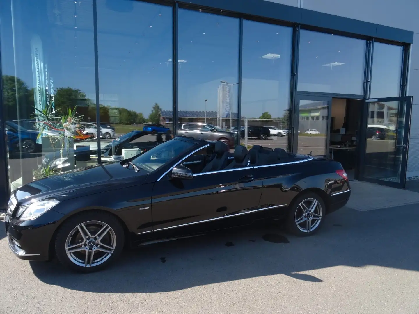 Mercedes-Benz E 200 Cabrio CGI Avantgarde, Klima, SHZ, PDC Noir - 2