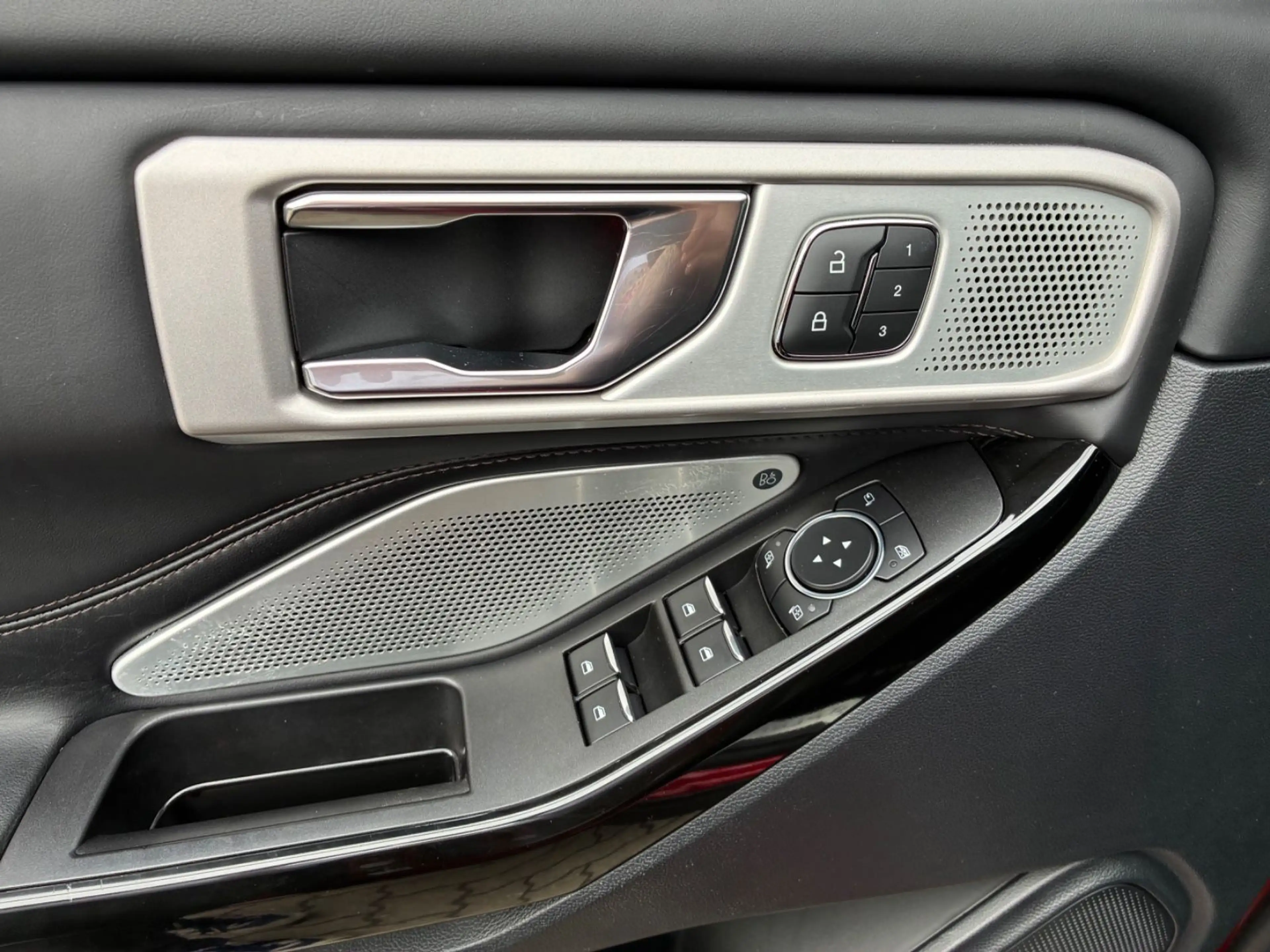 Ford Explorer Platinum Plug-in-Hybrid 4x4 LED Leder — photo 14
