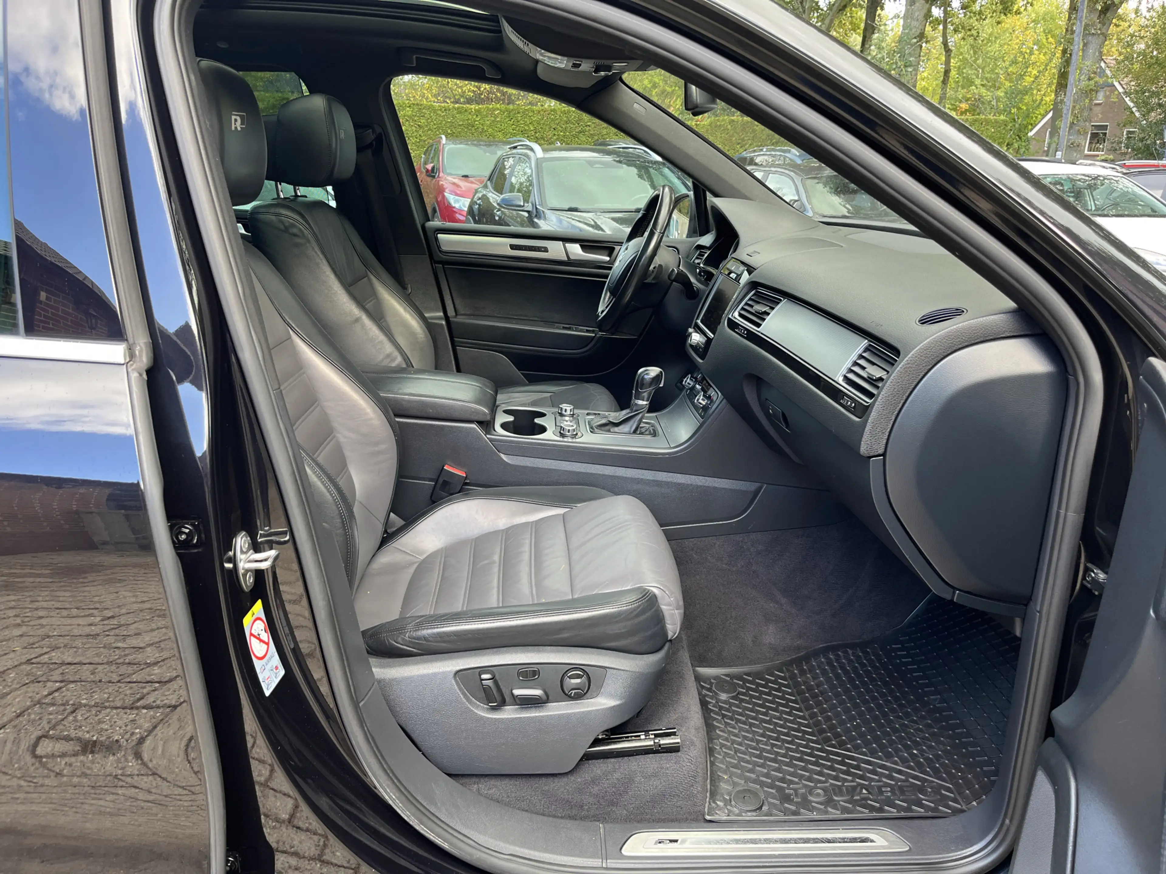 Volkswagen Touareg 4.2 V8 TDI R-Line Panodak LuchtveringTrekhaak 21" — photo 10