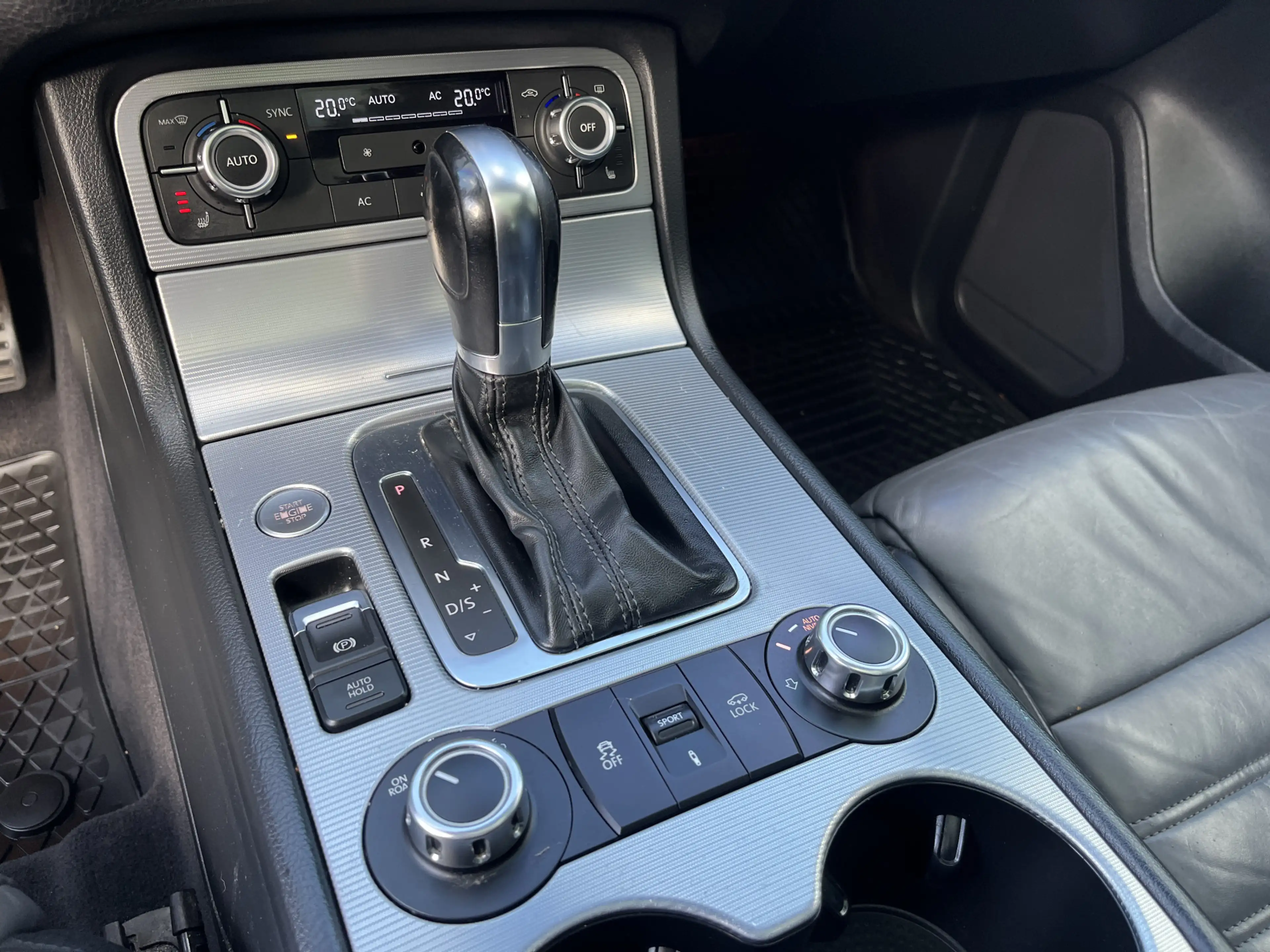Volkswagen Touareg 4.2 V8 TDI R-Line Panodak LuchtveringTrekhaak 21" — photo 15