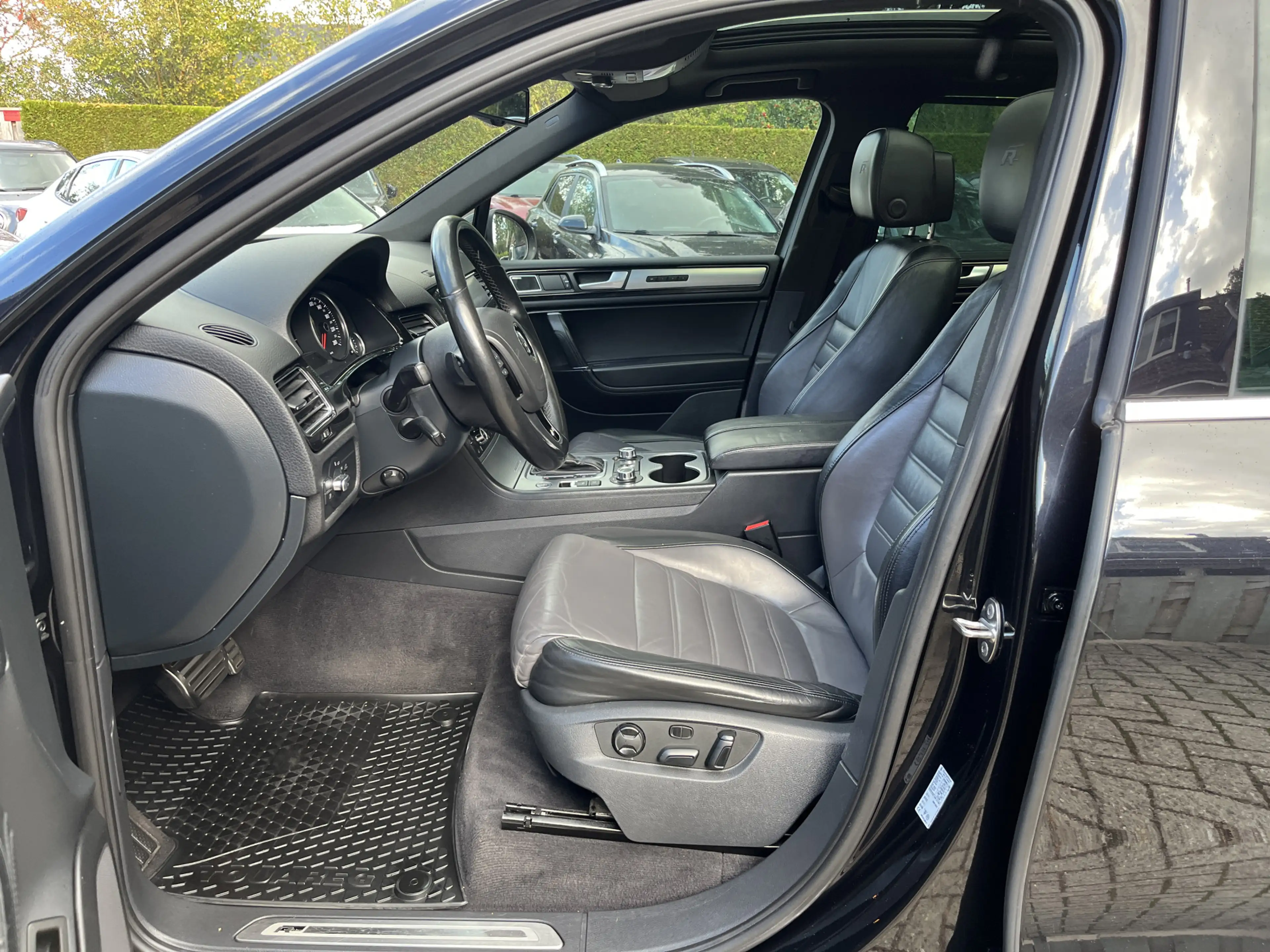 Volkswagen Touareg 4.2 V8 TDI R-Line Panodak LuchtveringTrekhaak 21" — photo 11