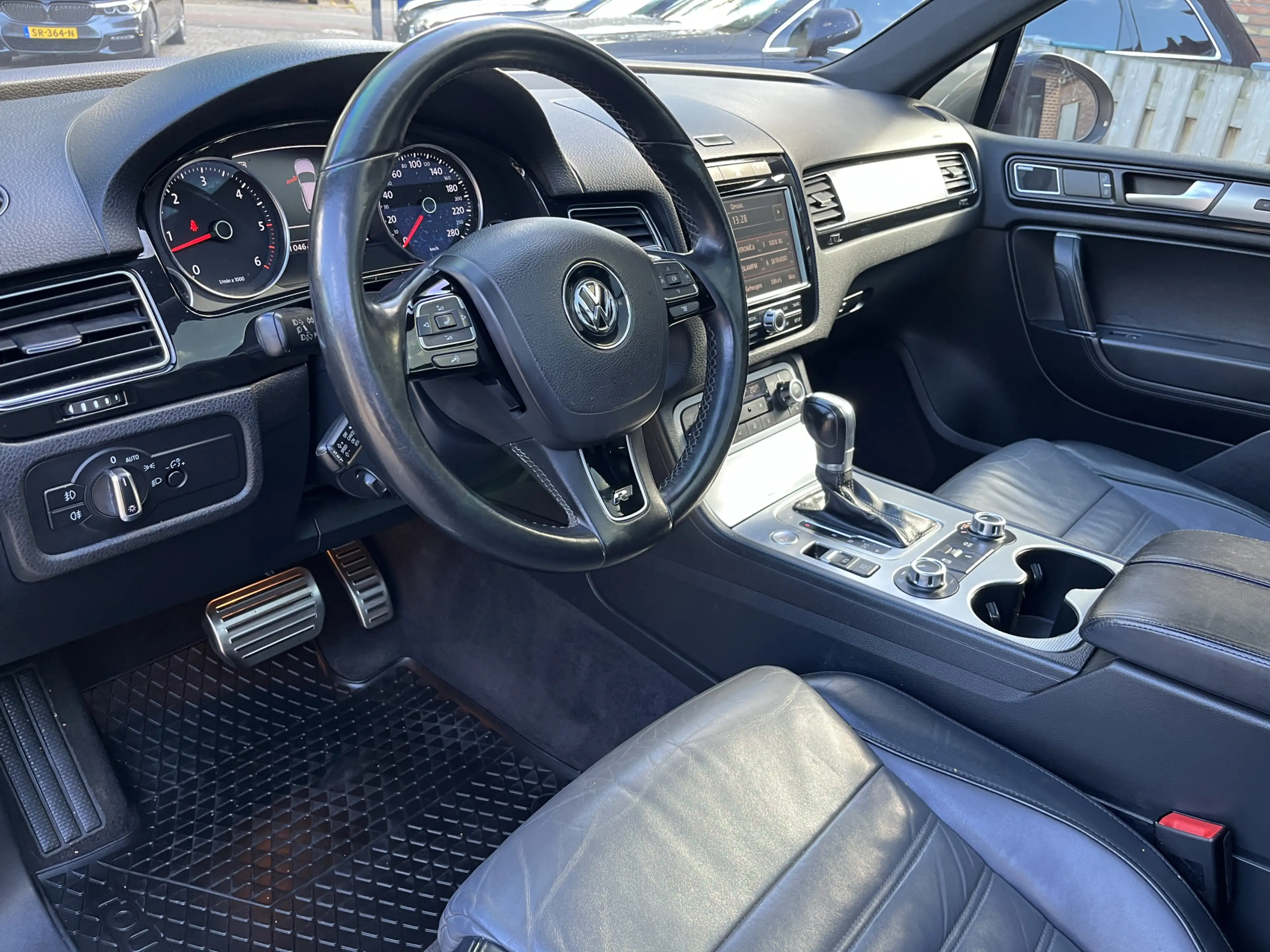 Volkswagen Touareg 4.2 V8 TDI R-Line Panodak LuchtveringTrekhaak 21" — photo 8