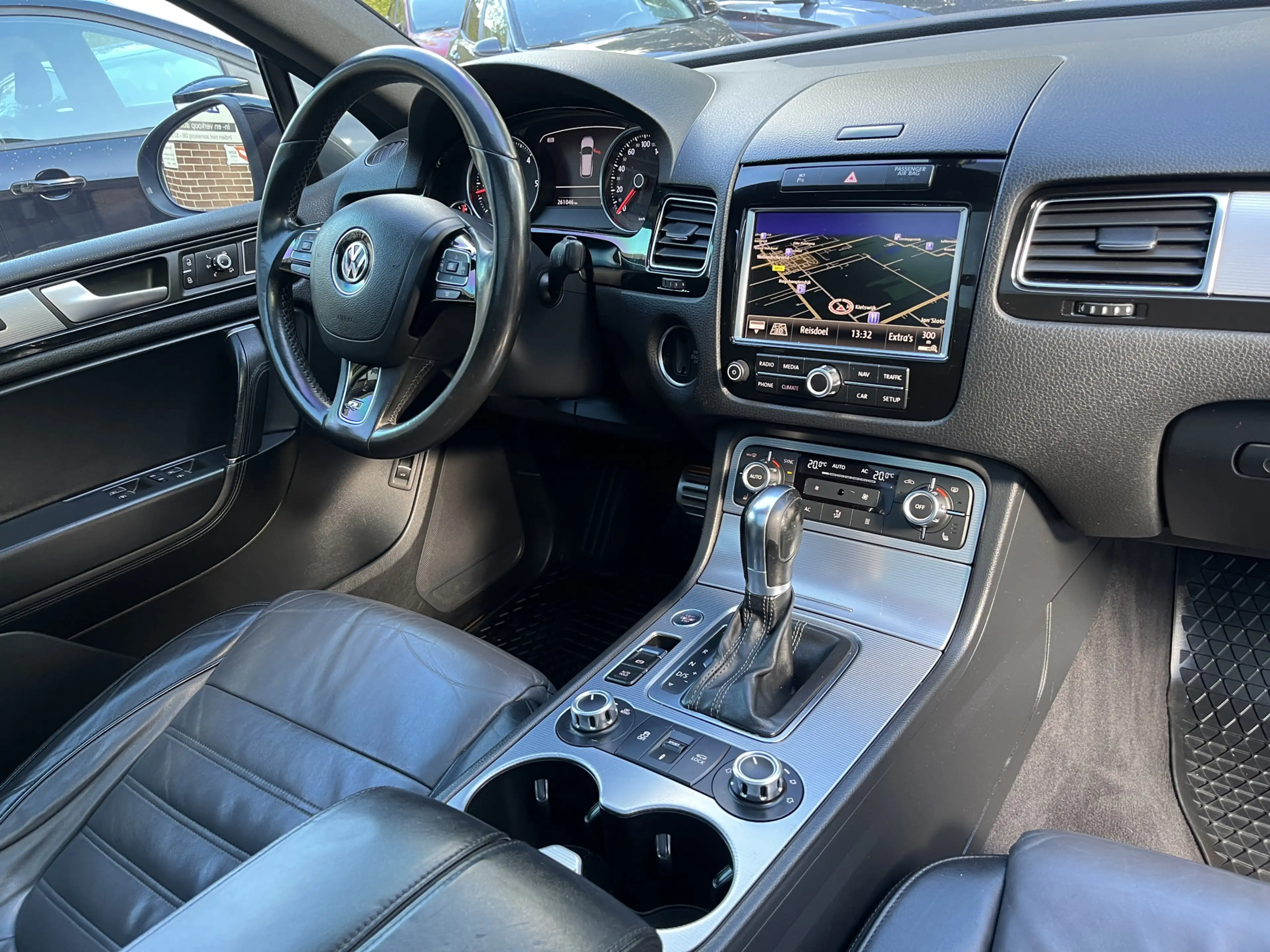 Volkswagen Touareg 4.2 V8 TDI R-Line Panodak LuchtveringTrekhaak 21" — photo 13