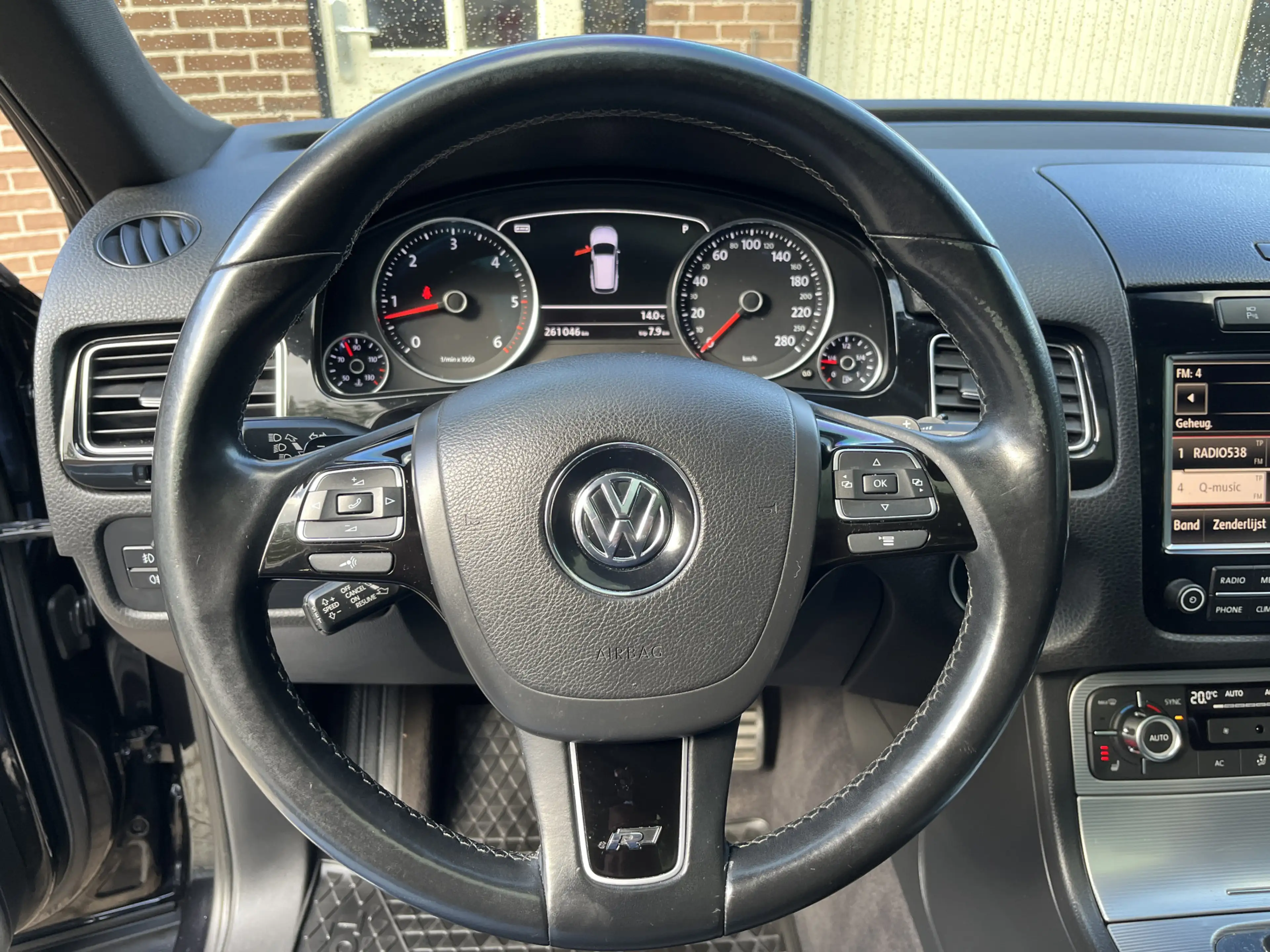 Volkswagen Touareg 4.2 V8 TDI R-Line Panodak LuchtveringTrekhaak 21" — photo 12