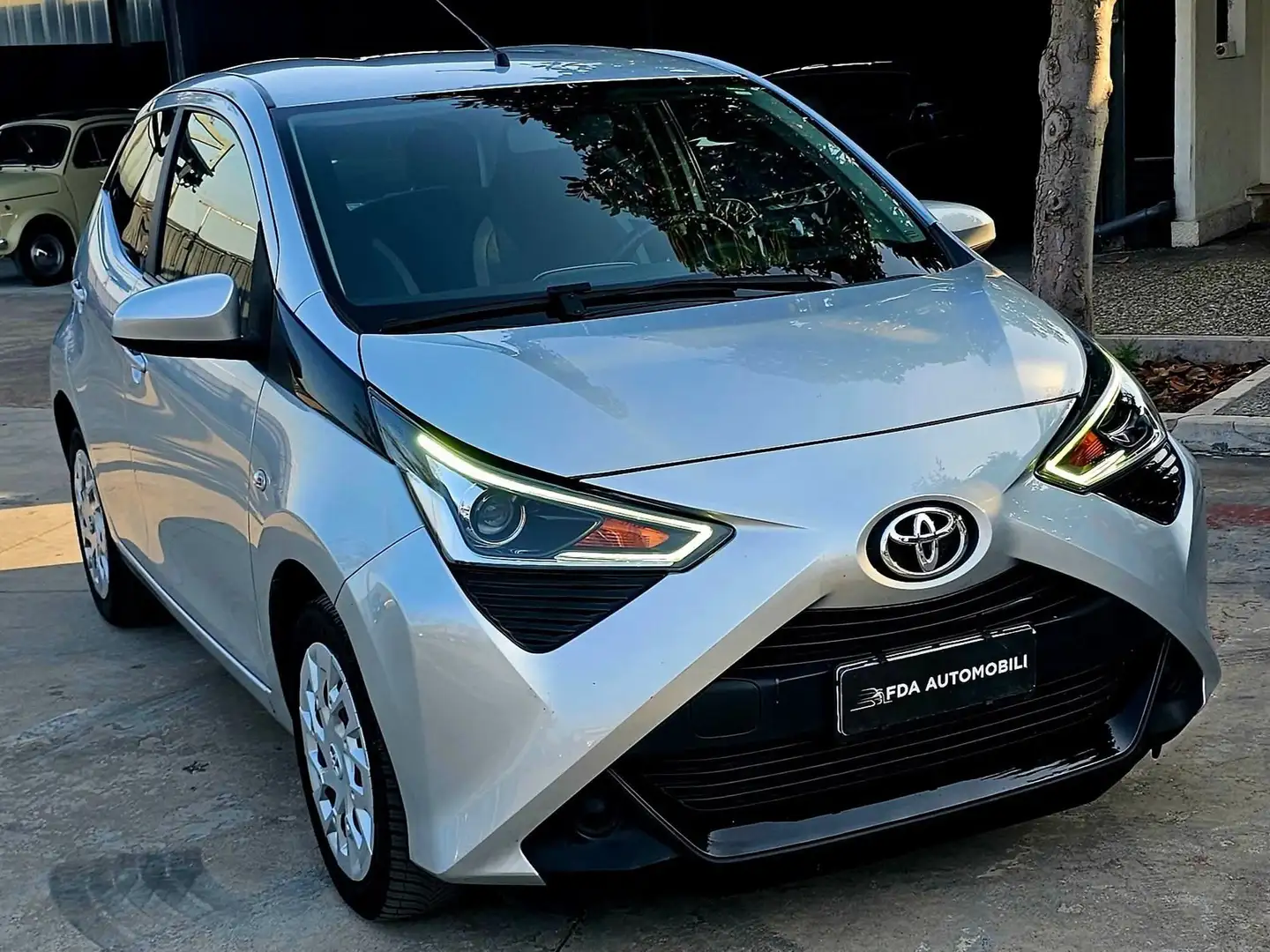 Toyota Aygo Aygo 5p 1.0 x-business plus m-mt 72cv Argento - 2