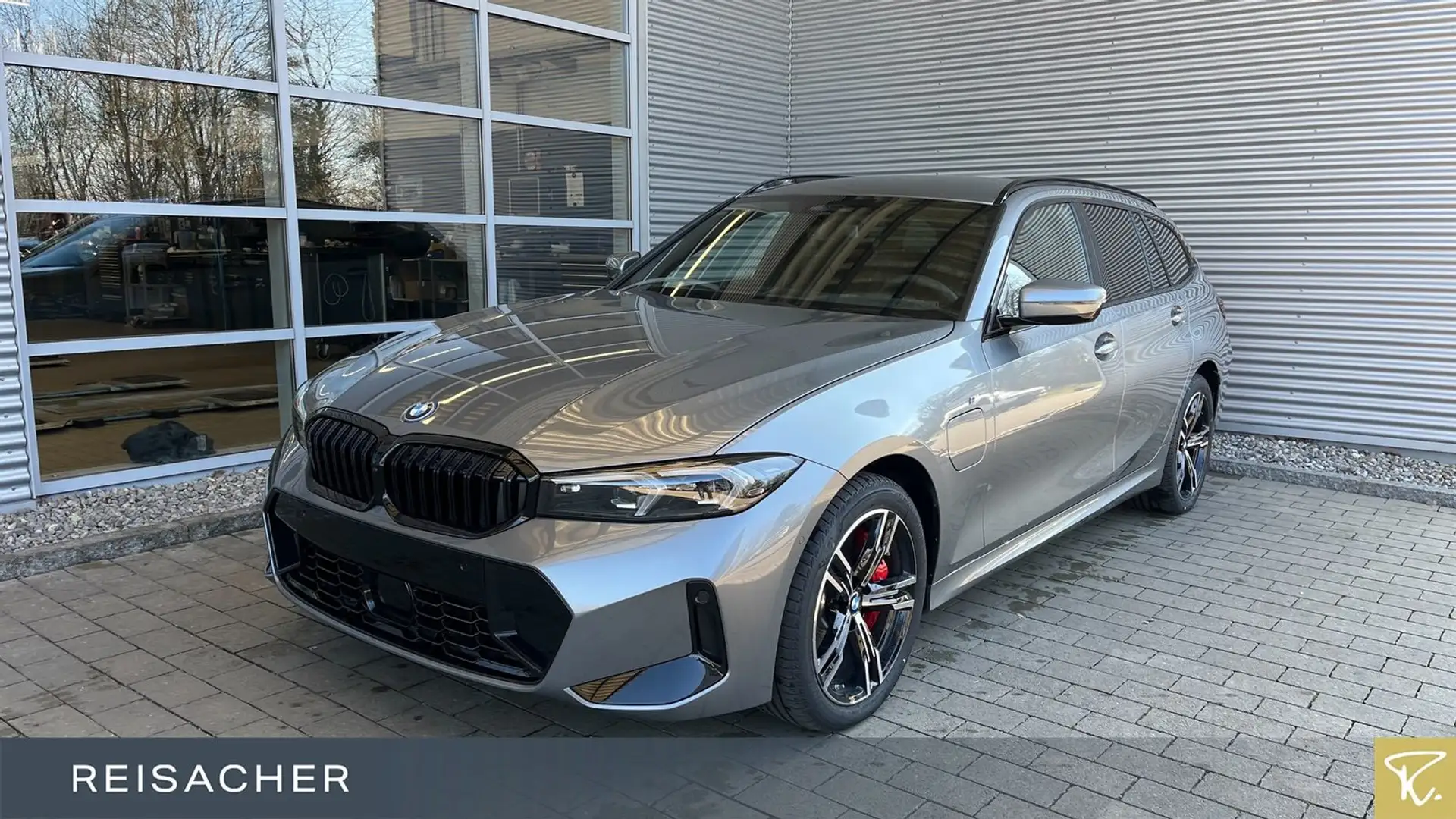 BMW 330 e A xDrive Tou M-Sport,M-Sport PRO,AHK,DAProf Grau - 1