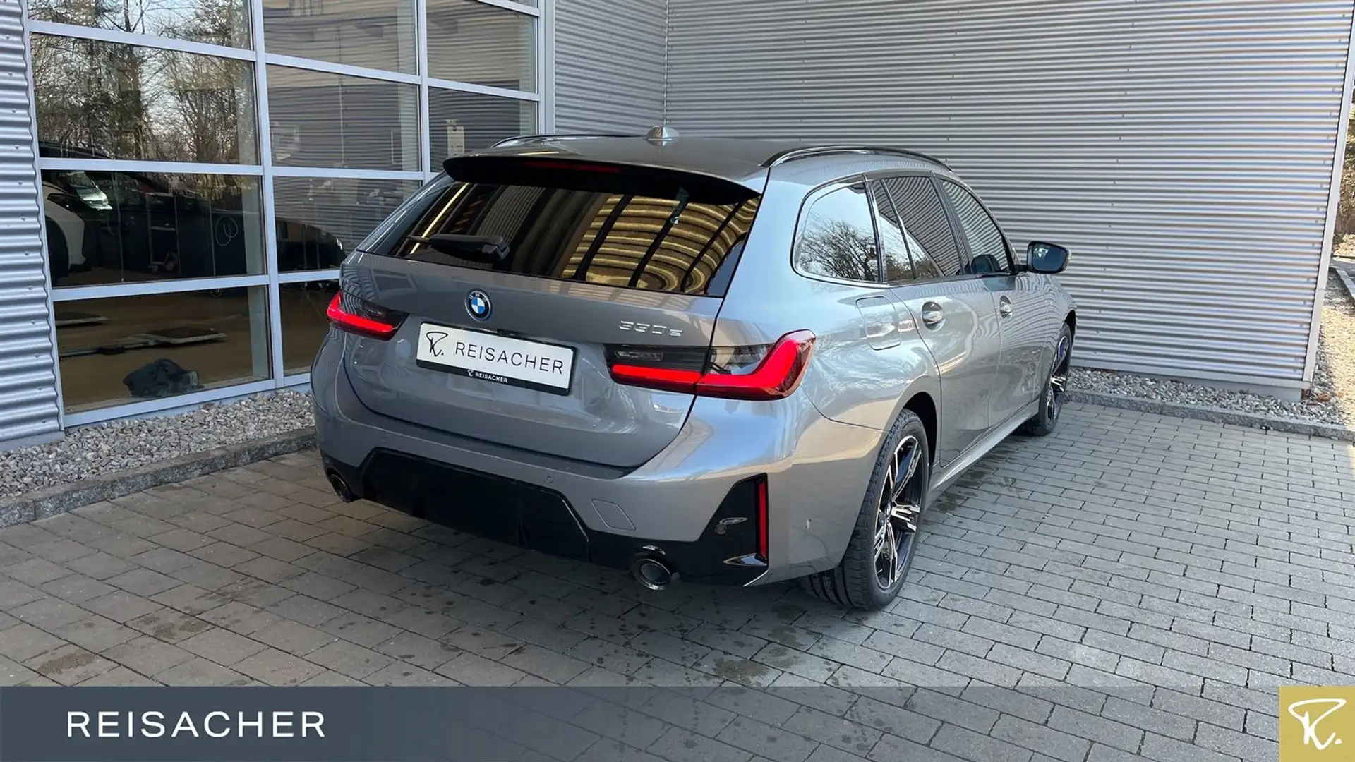 BMW 330 e A xDrive Tou M-Sport,M-Sport PRO,AHK,DAProf Grau - 2