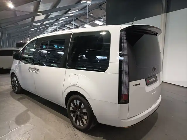 Hyundai Staria view 4
